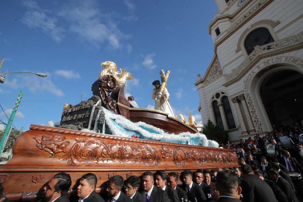 El cortejo procesional de Jesús Nazareno de la Justicia, de la Parroquia de Nuestra Señora de los Remedios "El calvario" y La Santicima Virgen de dolores del templo de San Francisco recorren calles y avenidas de la zona 1 de la cuidad capital. 


foto Byron Rivera 
14/02/2024