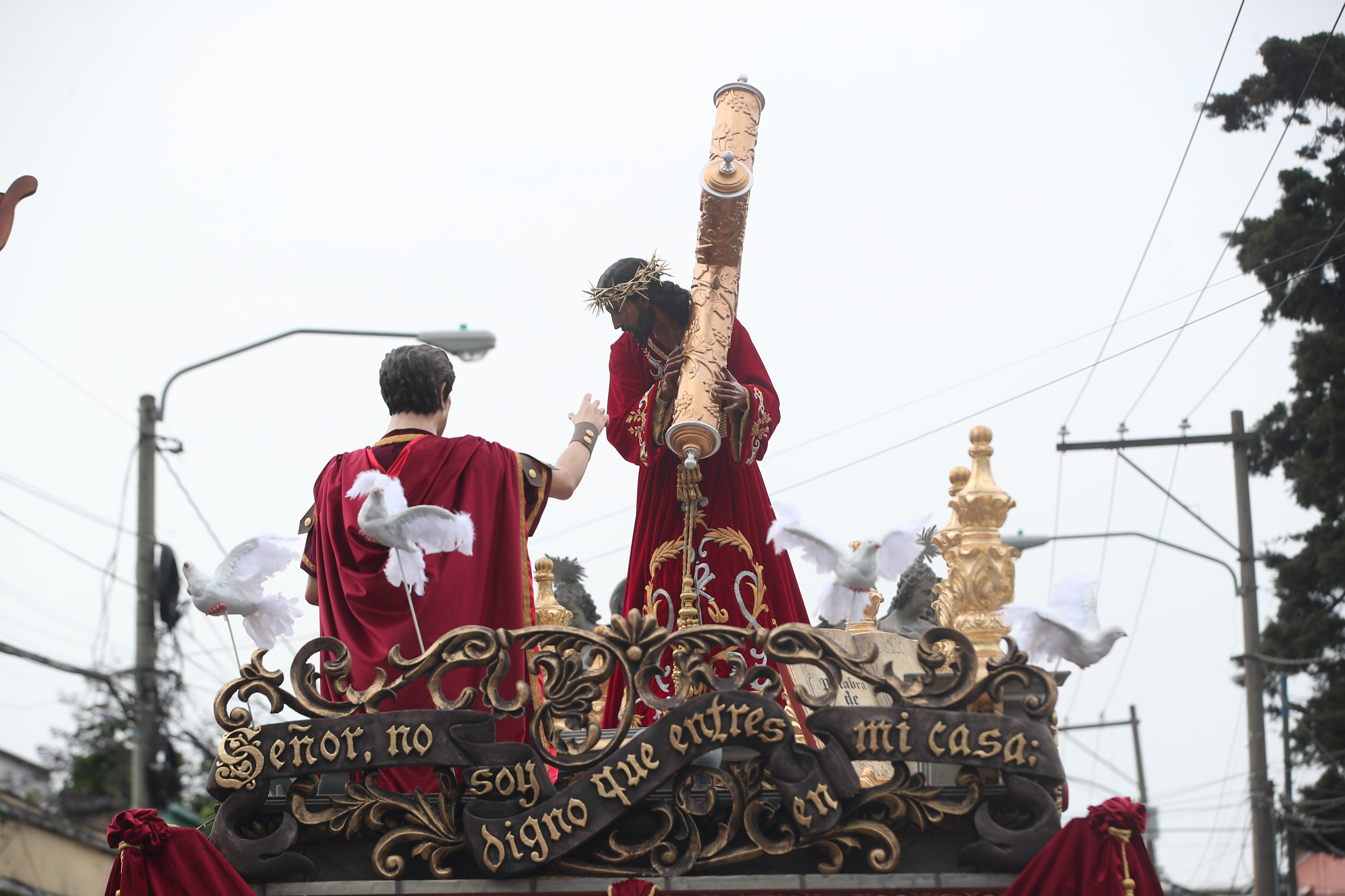 "Señor no soy digno que entre en mi casa" es el mensaje del Cortejo de Velación el cual recorrió calles y avenidas del Centro Histórico. (Fotografía Prensa Libre: Byron Rivera Baiza).