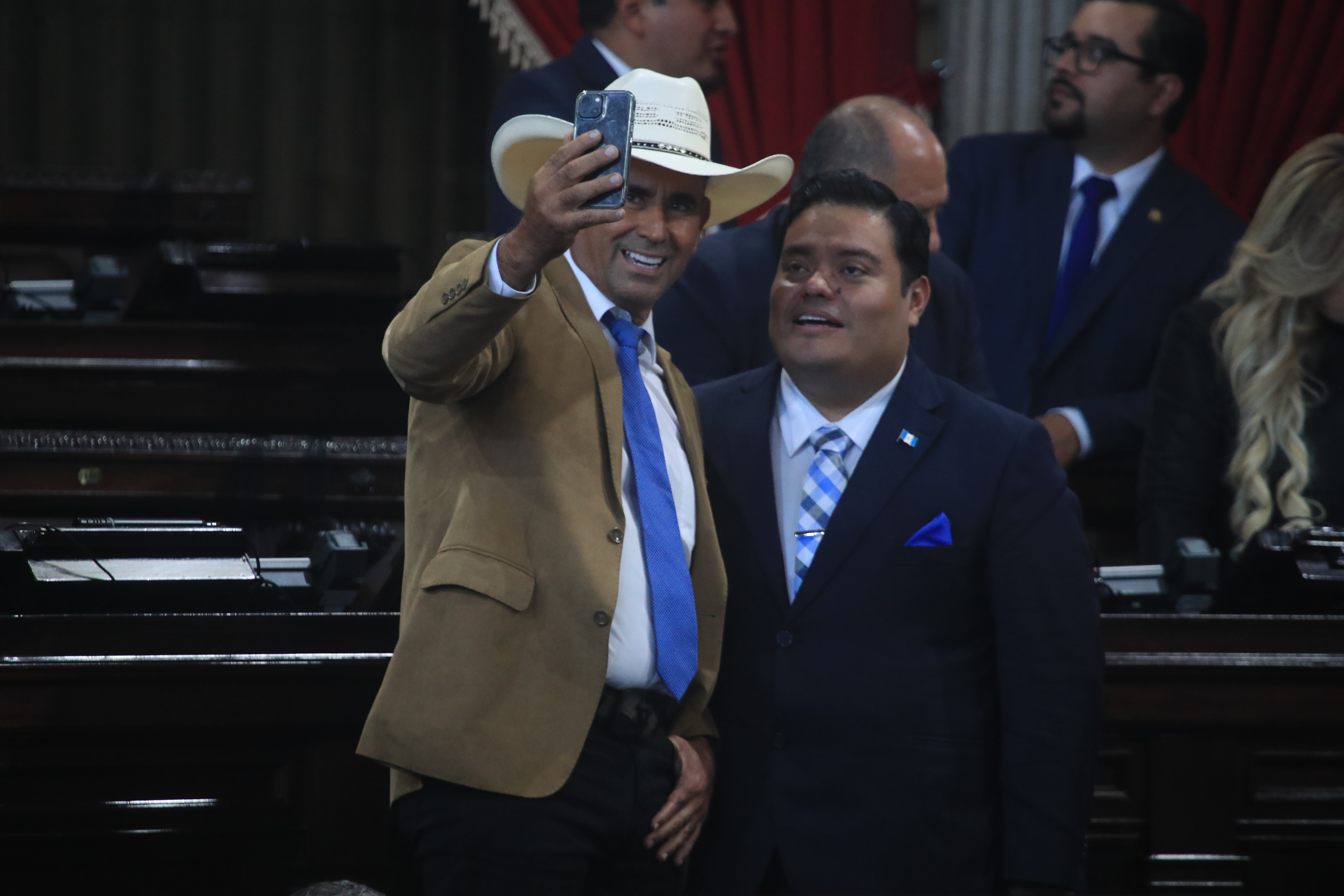 Esduin Javier mejor conocido como Tres Kiebres se toma una fotografa con Allan Rodrguez 


Se llev a cabo la 4a Sesin Ordinaria en el Congreso de la Repblica, diputados aprueban con 105 votos la distribucin de 33 de 38 comisiones de trabajo.

foto Carlos Hernndez
30/01/2024