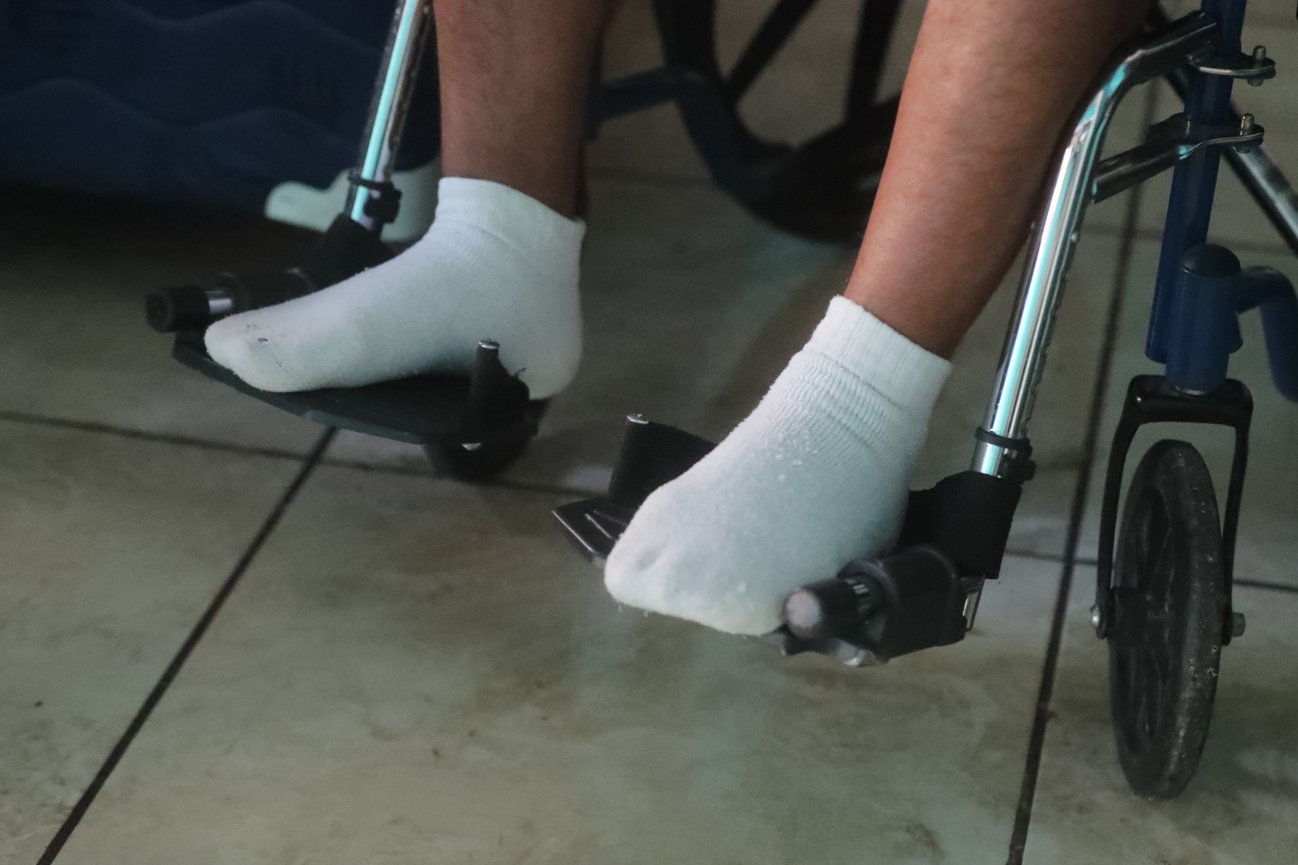 Carlos Alejo Morales reside en Cuyotenango, Suchitepequez, quien desde diciembre se vio afectado por el sindrome ya que le dio una paralisis que lo dejo sin movimiento de piernas y brazos, estuvo interno en el Hospital regional de Quetzaltenango, y estuvo recibiendo terapia en fundabien de la ciudad altense, pero los costos de traslado lo han obligado a seguir la terapia en su hogar, con ayuda de su esposa e hijosFoto: Oscar Vásquez Mijangos21/02/2024