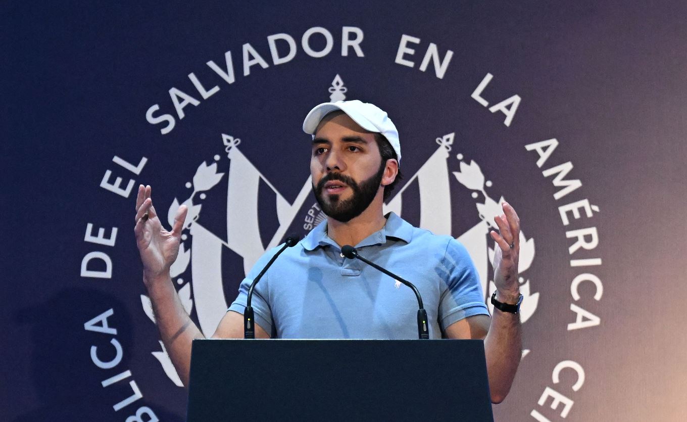 El presidente salvadoreño, Nayib Bukele, pronuncia un discurso tras emitir su voto en San Salvador el 4 de febrero de 2024. (Foto Prensa Libre: AFP) 