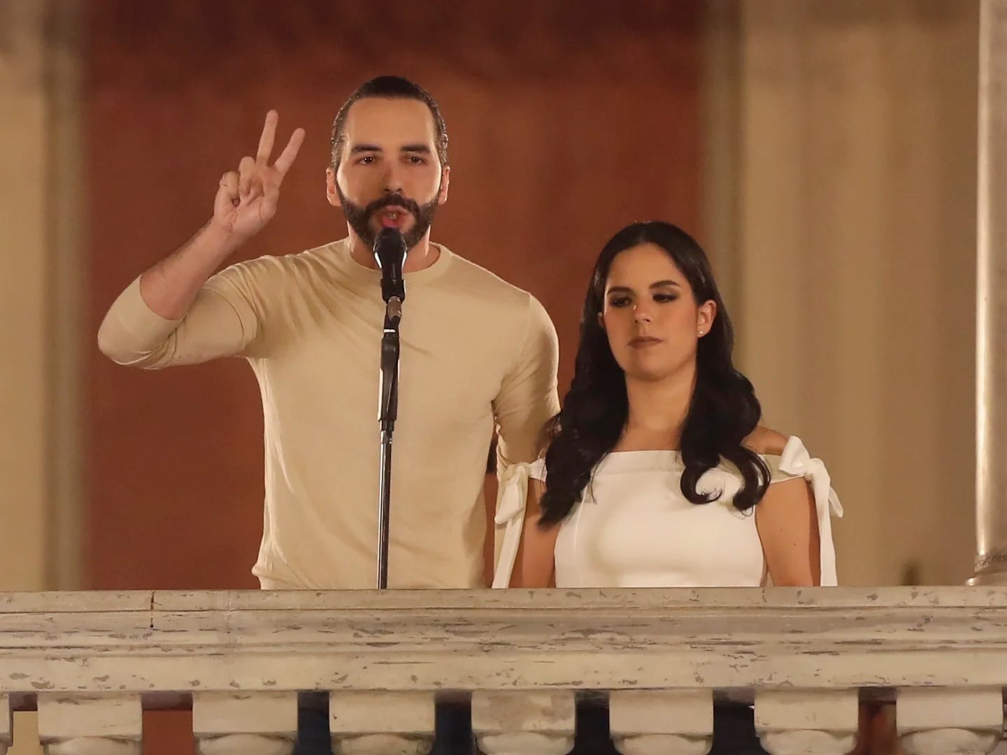 El reelecto presidente de El Salvador, Nayib Bukele, habla desde Palacio Nacional junto con su esposa, Gabriela Rodríguez (Foto Prensa Libre: EFE).