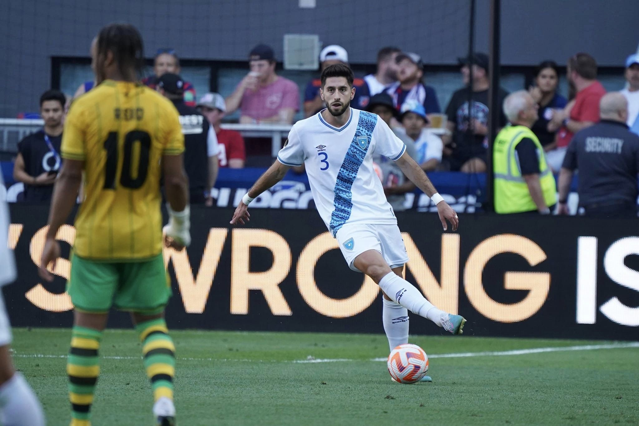 El defensor central Nicolás Samayoa durante un partido con la Selección de Guatemala.