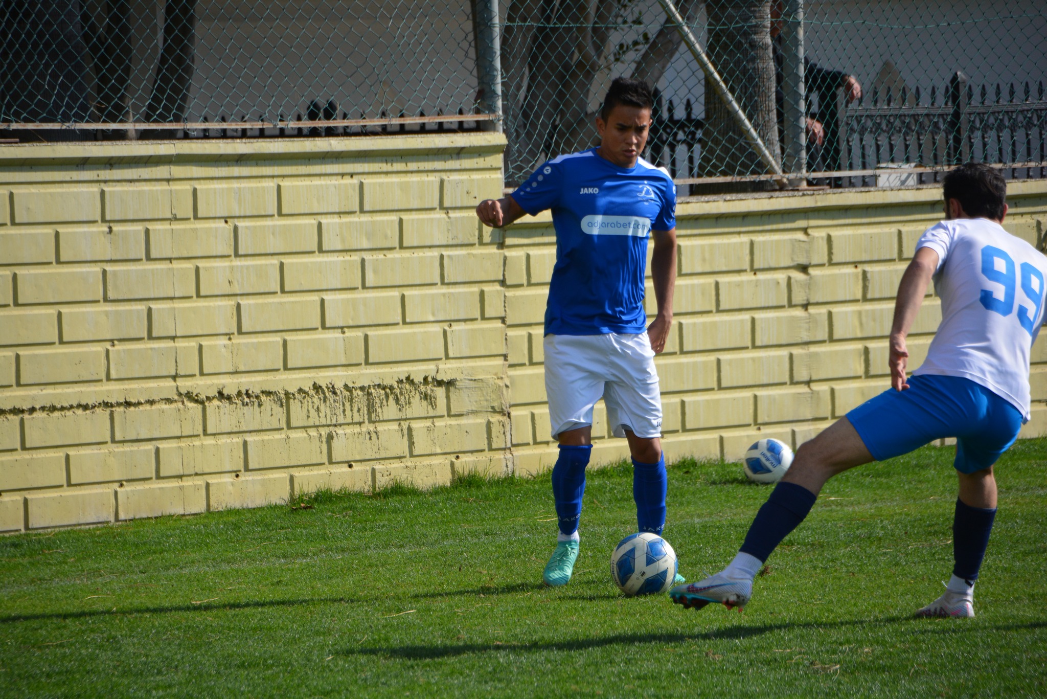 Óscar Santis en una jugada con su equipo el Dinamo Tbilisi.