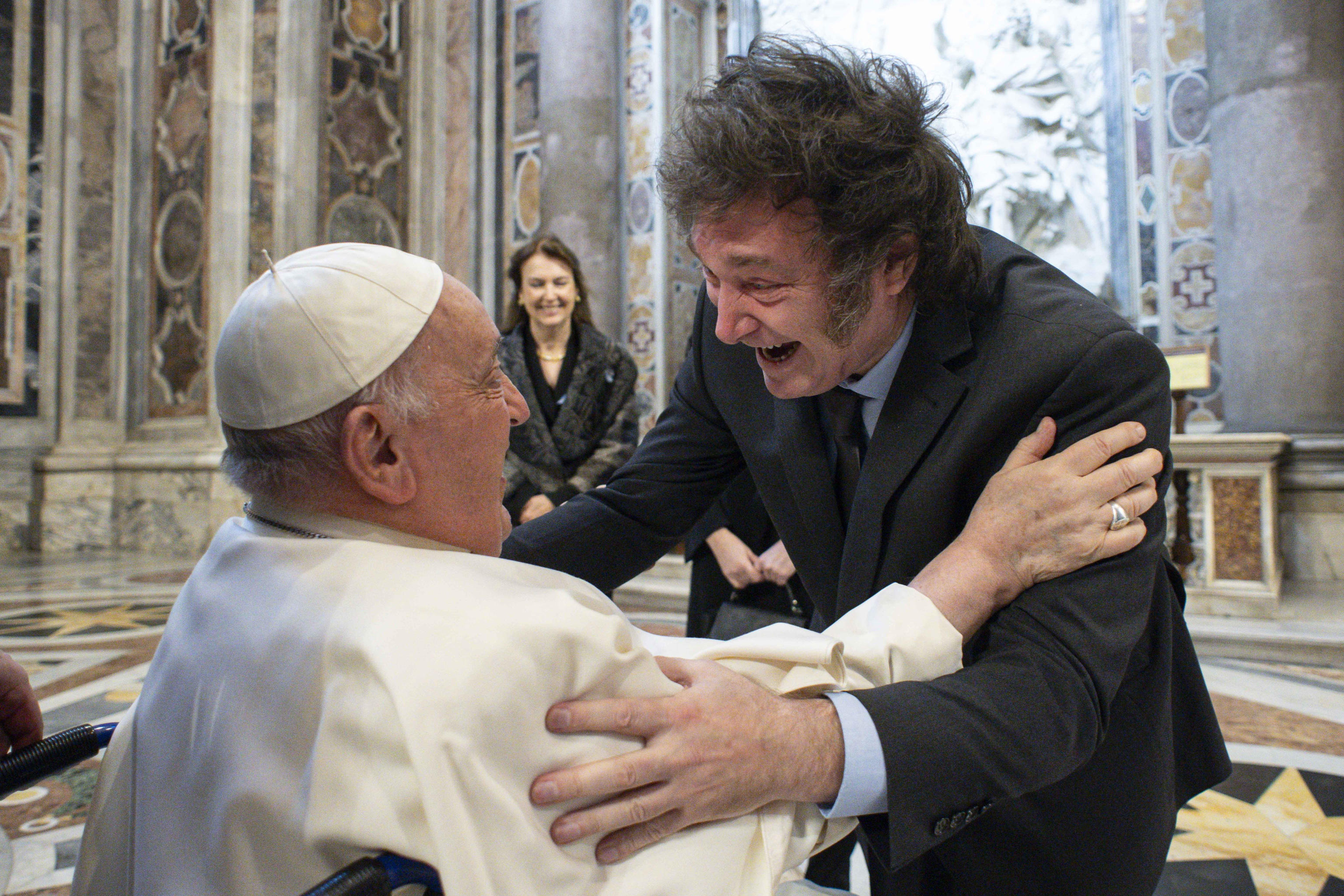 El presidente argentino Javier Milei y el papa Francisco se reúnen en la Basílica de San Pedro. (Foto Prensa Libre: EFE/EPA/VATICAN MEDIA)