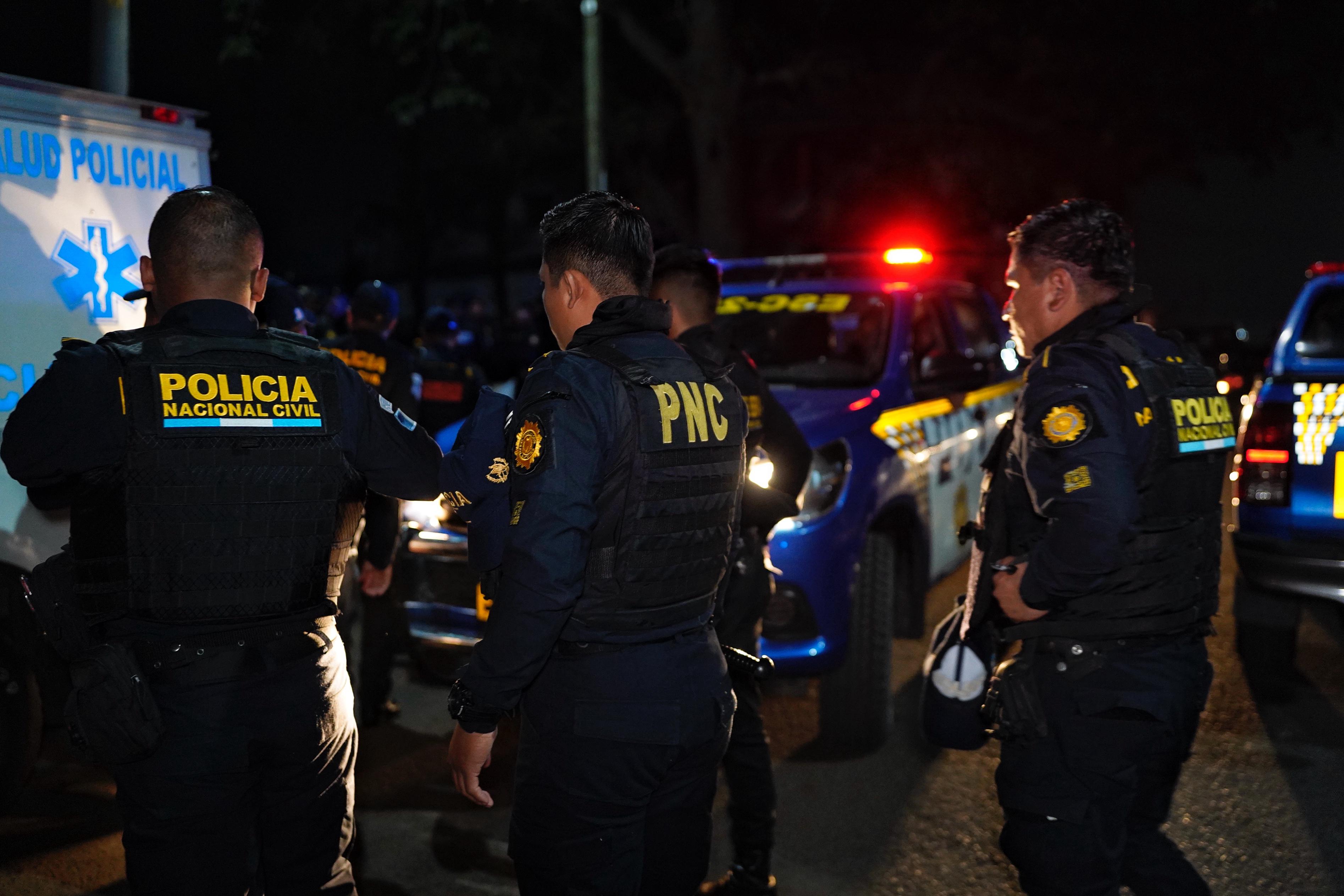 Agentes de la PNC se alistan para la requisa en la cárcel Canadá, en Escuintla. (Foto Prensa Libre: Mingob)