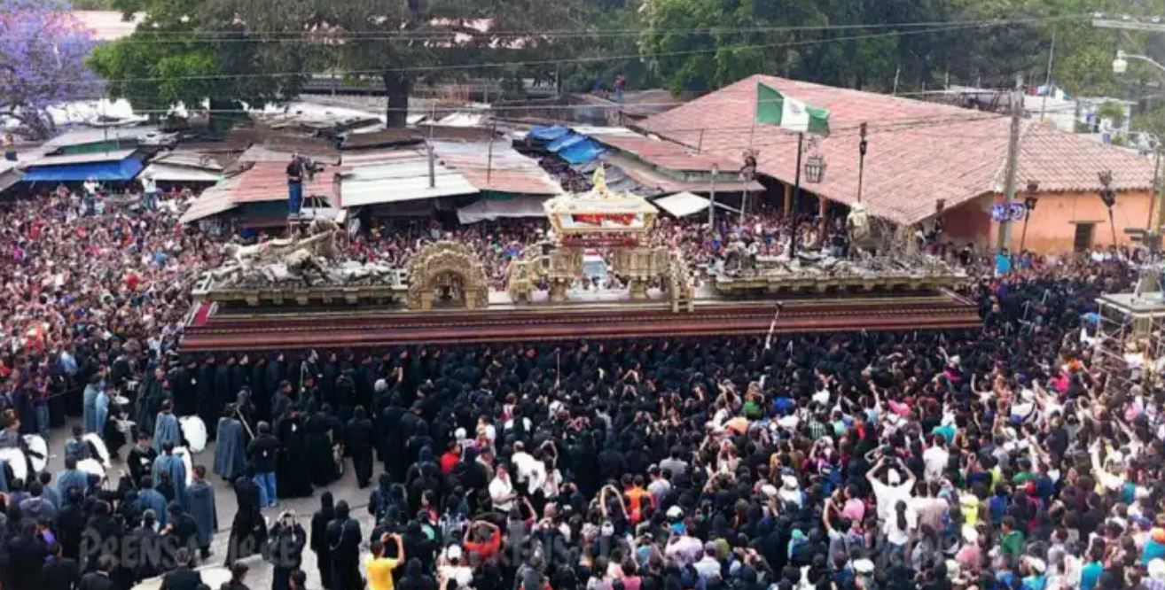 Consagrada imagen del Señor Sepultado de San Felipe de Jesús es llevada en procesión en Antigua Guatemala. (Foto Prensa Libre: Hemeroteca PL)