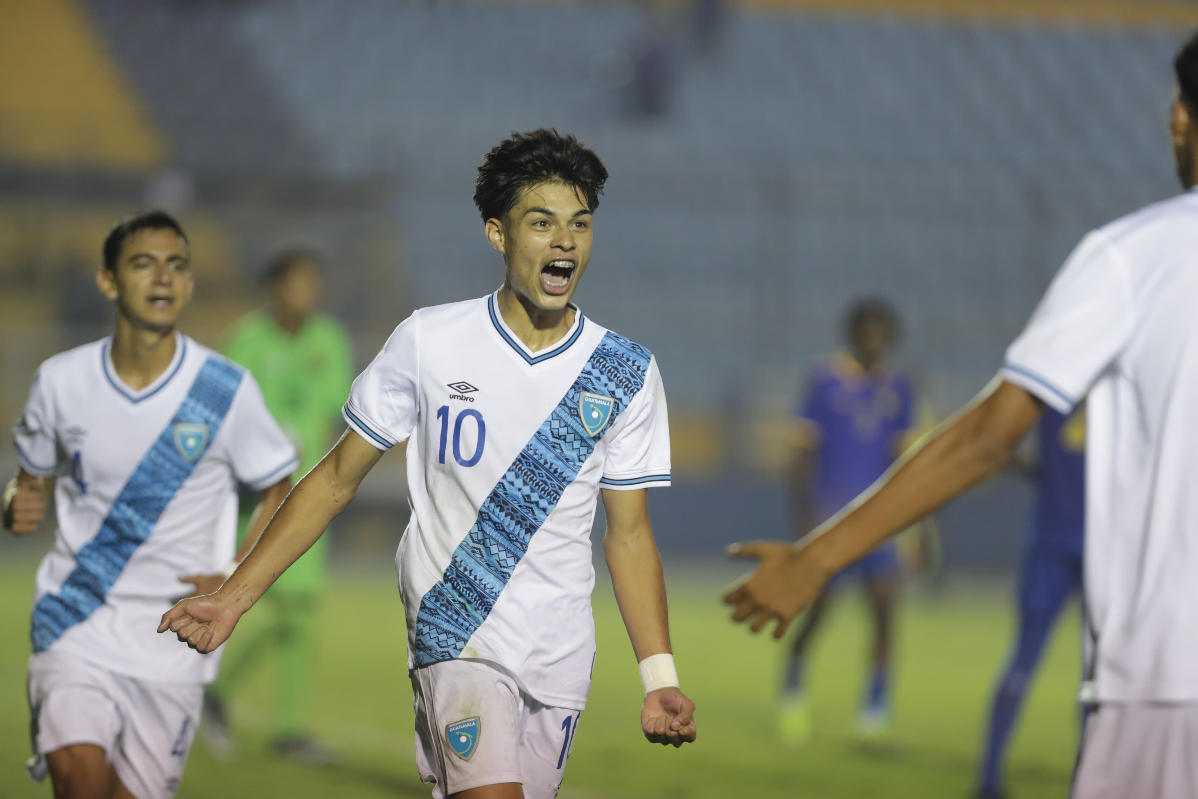 Olger Escobar celebra la segunda anotación de Guatemala ante Barbados la noche del 23 de febrero en el Doroteo Guamuch Flores.