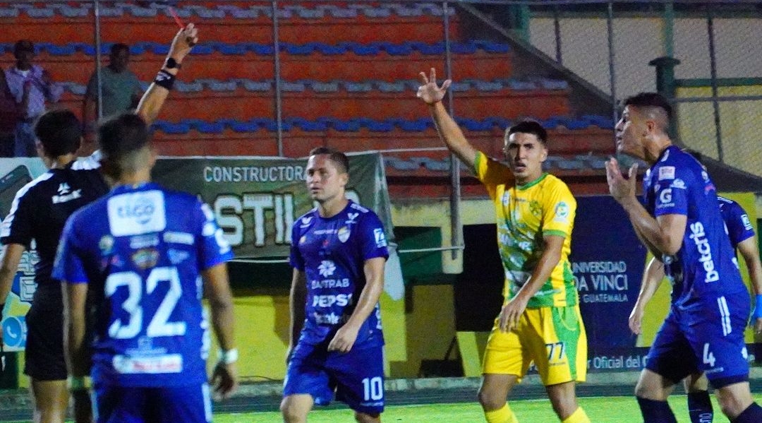 El momento en que el jugador de Cobán Imperial, Thales Moreira, salió expulsado. (Foto Prensa Libre: @GambetaGt)