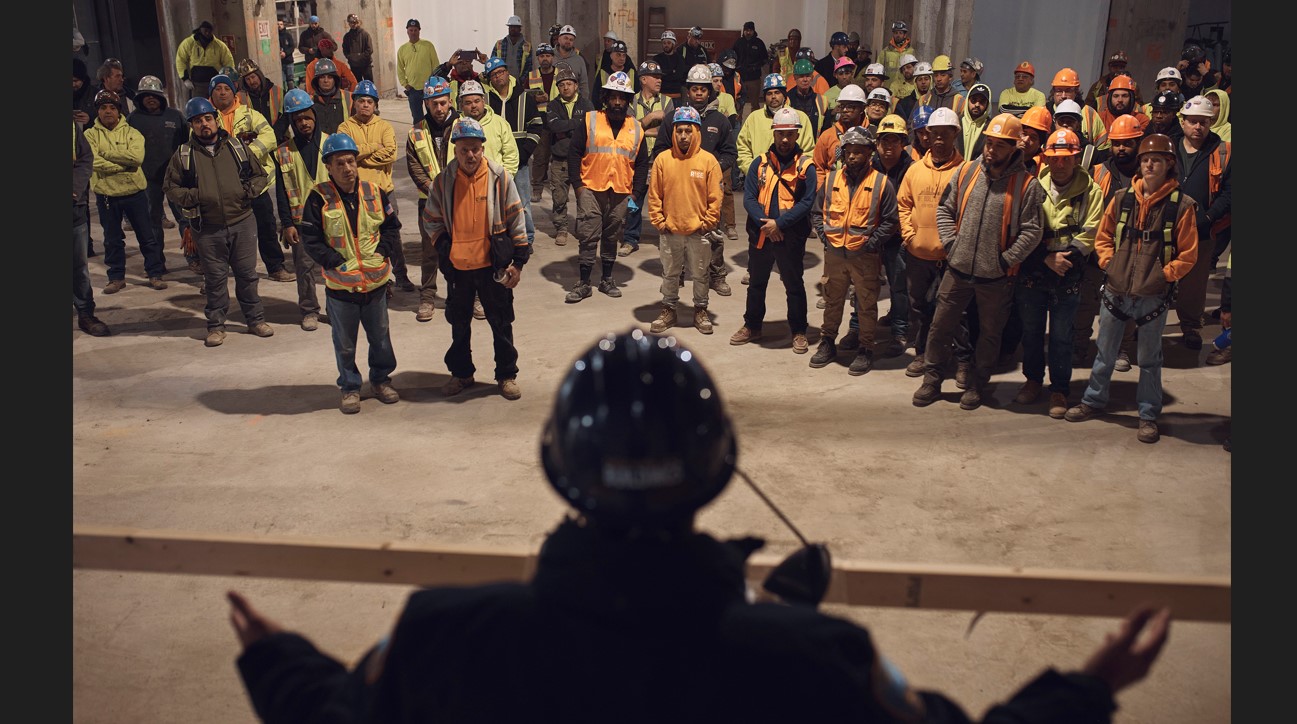 Trabajadores en la obra de One Madison en Manhattan escuchan una presentación sobre sobredosis de drogas y prevención. (Andres Kudacki/The New York Times)