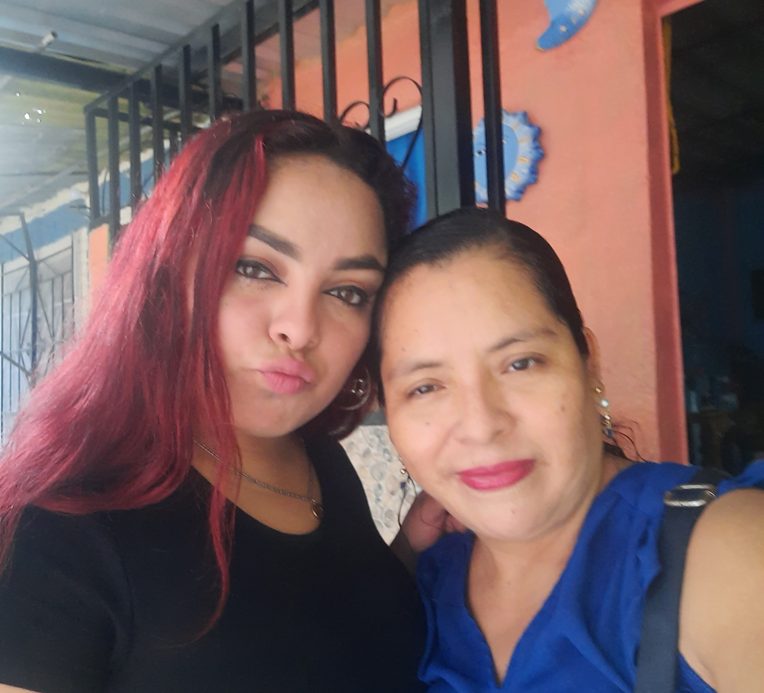 Luisa junto a su hija detenida, a quien tiene más de un año sin poder ver ni hablar con ella. Fotografía: Cortesía. 