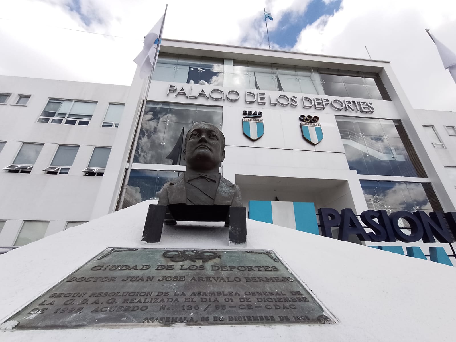 La lucha por el poder del Comité Olímpico Guatemalteco ha llevado a Guatemala a ser suspendido por el Comité Olímpico Internacional. La foto es la fachada del Palacio de los Deportes en la zona 5 de la Ciudad de Guatemala. (Foto Prensa Libre: Raúl Barreno Castillo).