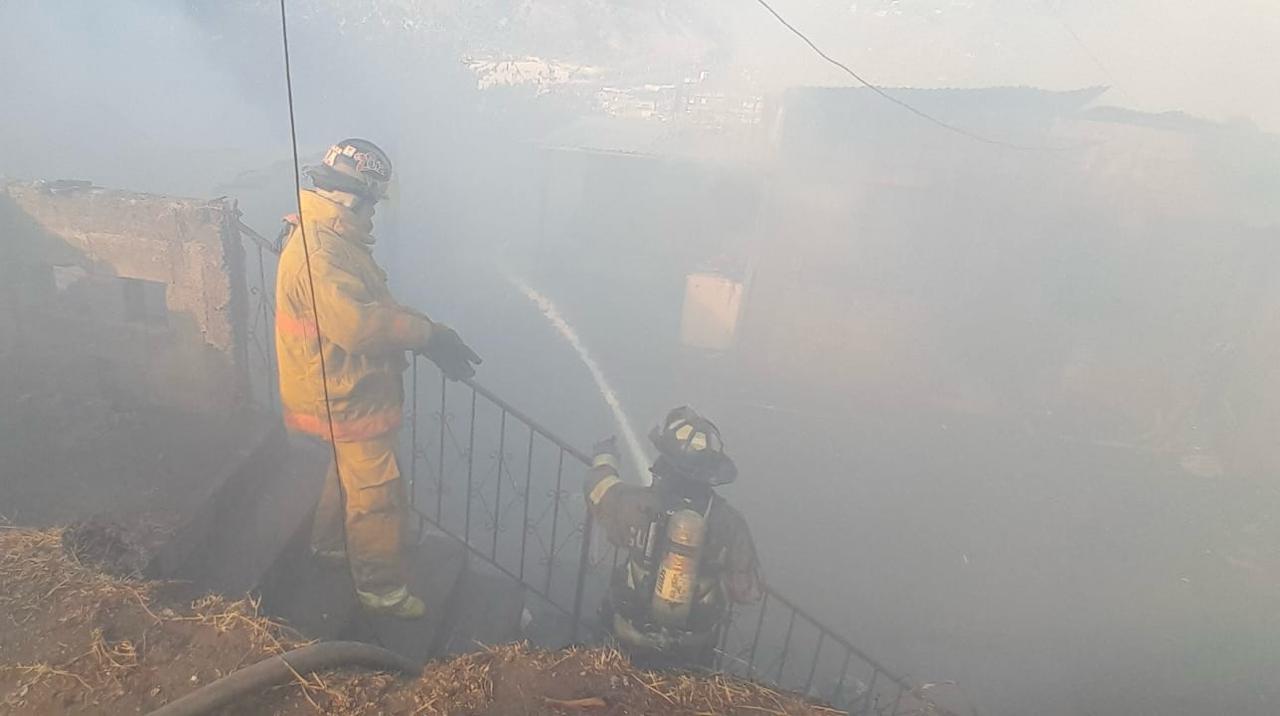 Un incendio forestal fuera de control provocó daños a al menos 7 casas en la colonia Enriquete, zona 5 de Villa Nueva, Guatemala. Bomberos Voluntarios atendieron la emergencia. (Foto Prensa Libre: Bomberos Vountarios).