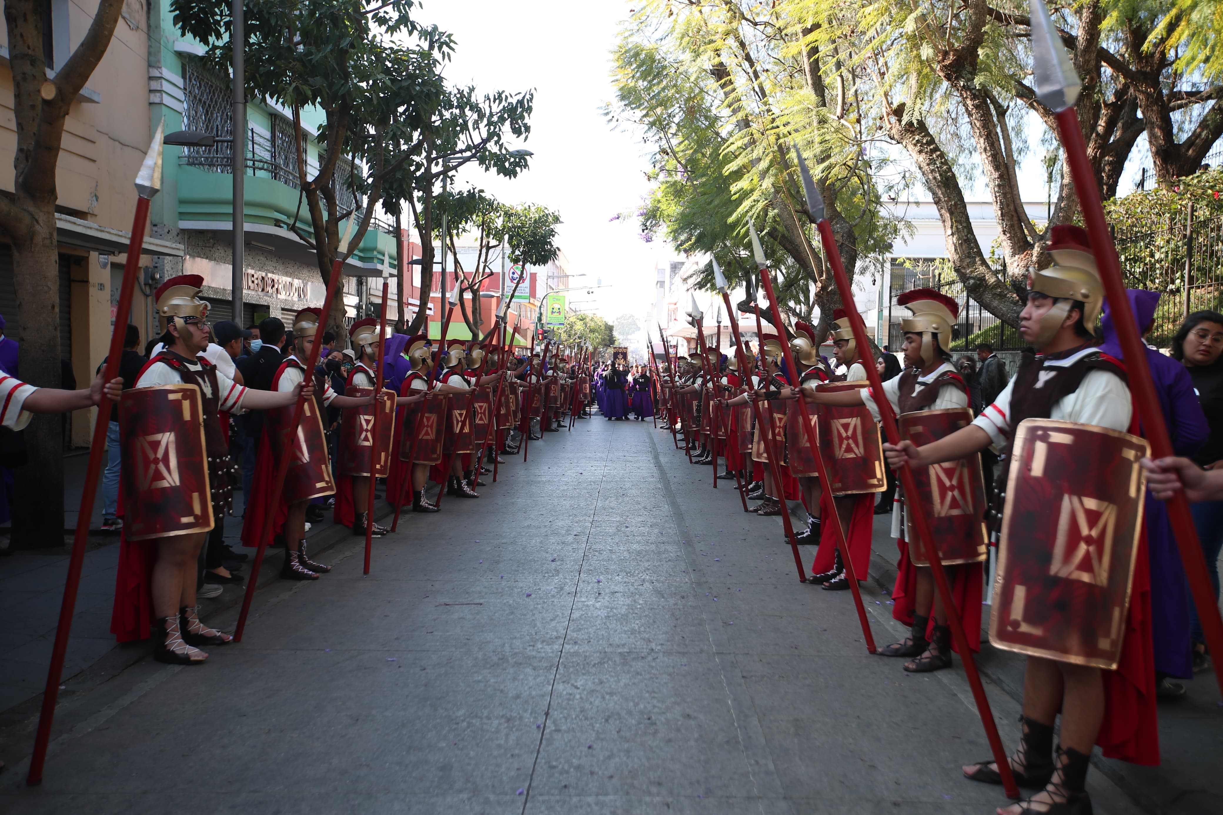 Fieles de la centuria romana del templo El Calvario, acompaña durante todo el cortejo procesional haciendo escolta con lanzas y escudos. (Foto Prensa Libre: Byron Rivera Baiza)
