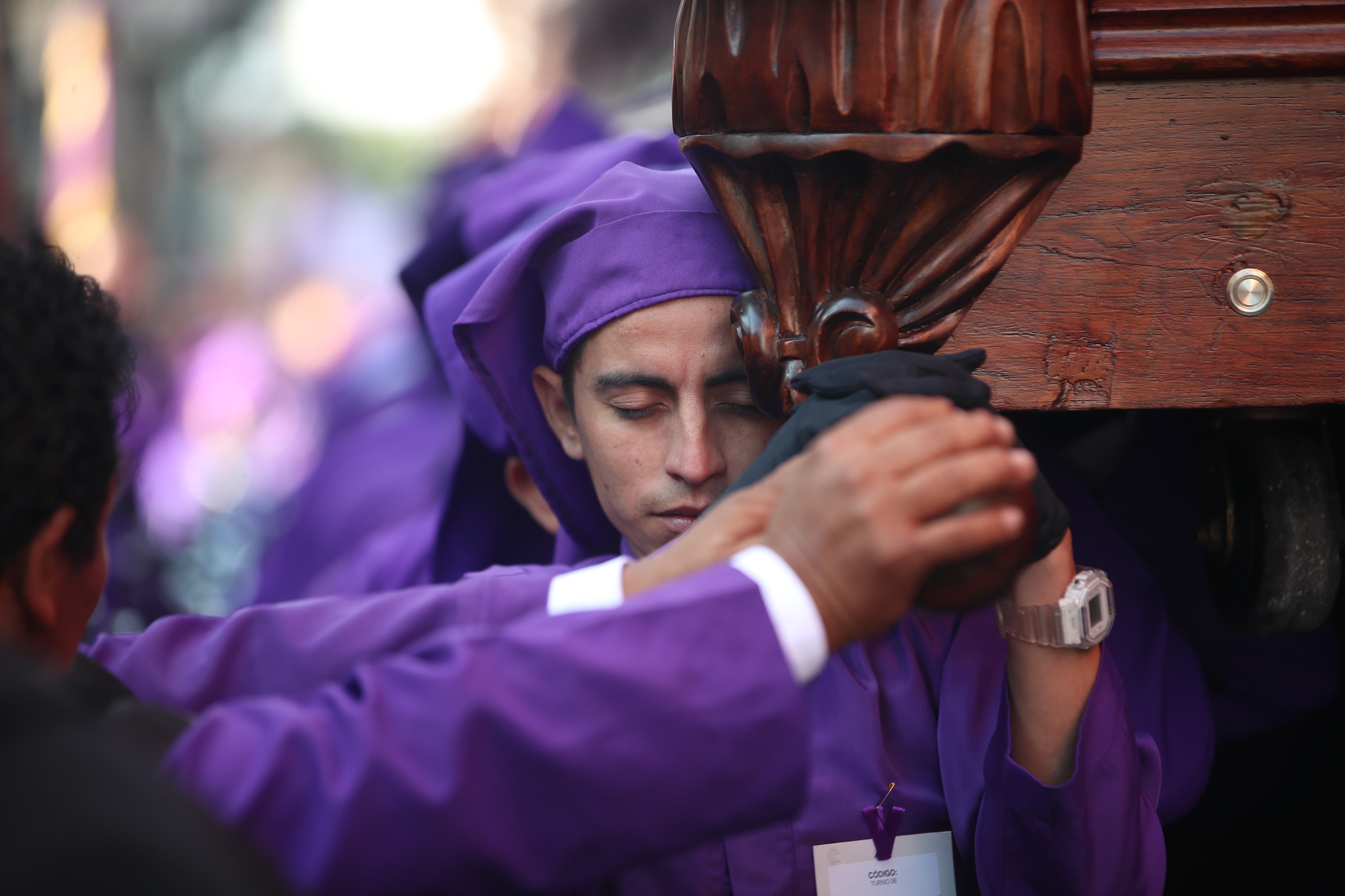 Devotos acompañan con fervor y devoción al portar en hombros a la Consagrada Imagen de Jesús Nazareno de la Justicia.  (Foto Prensa Libre: Byron Rivera Baiza)