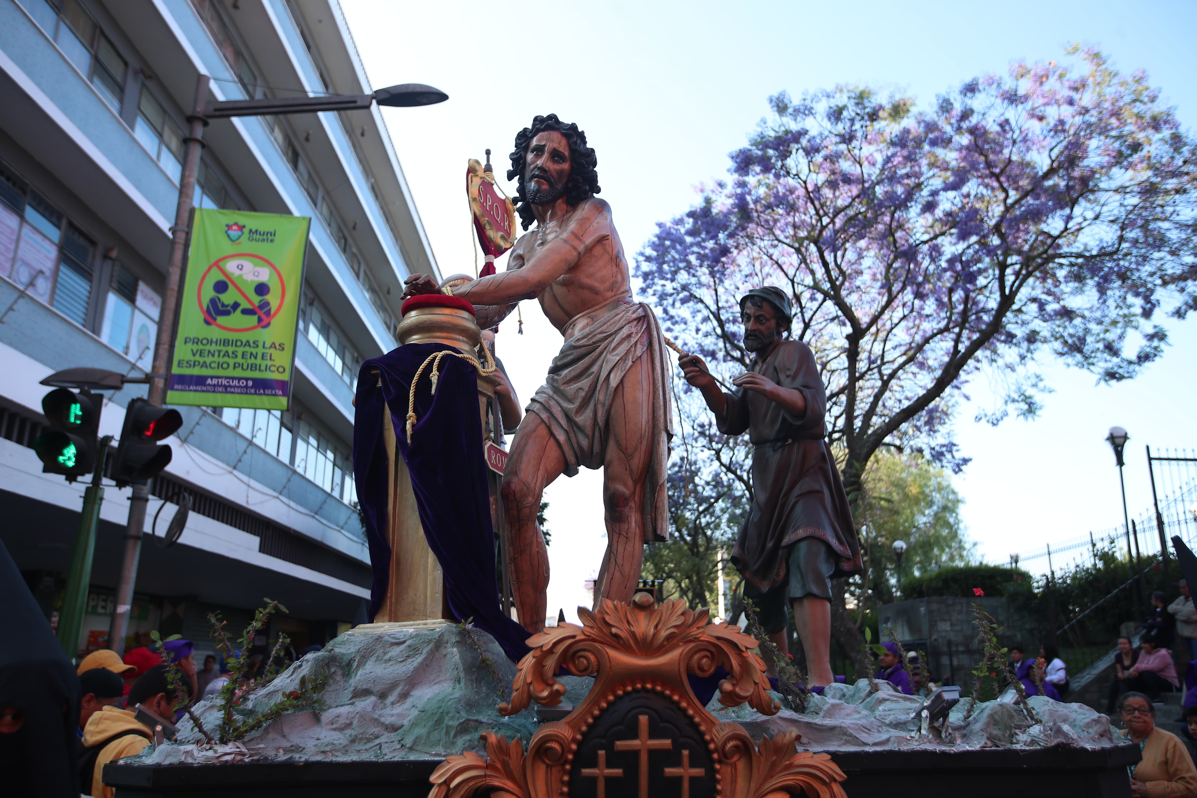 La imagen de Jesús flagelado del templo del Calvario, acompaña el cortejo procesional en un anda. (Foto Prensa Libre: Byron Rivera Baiza)