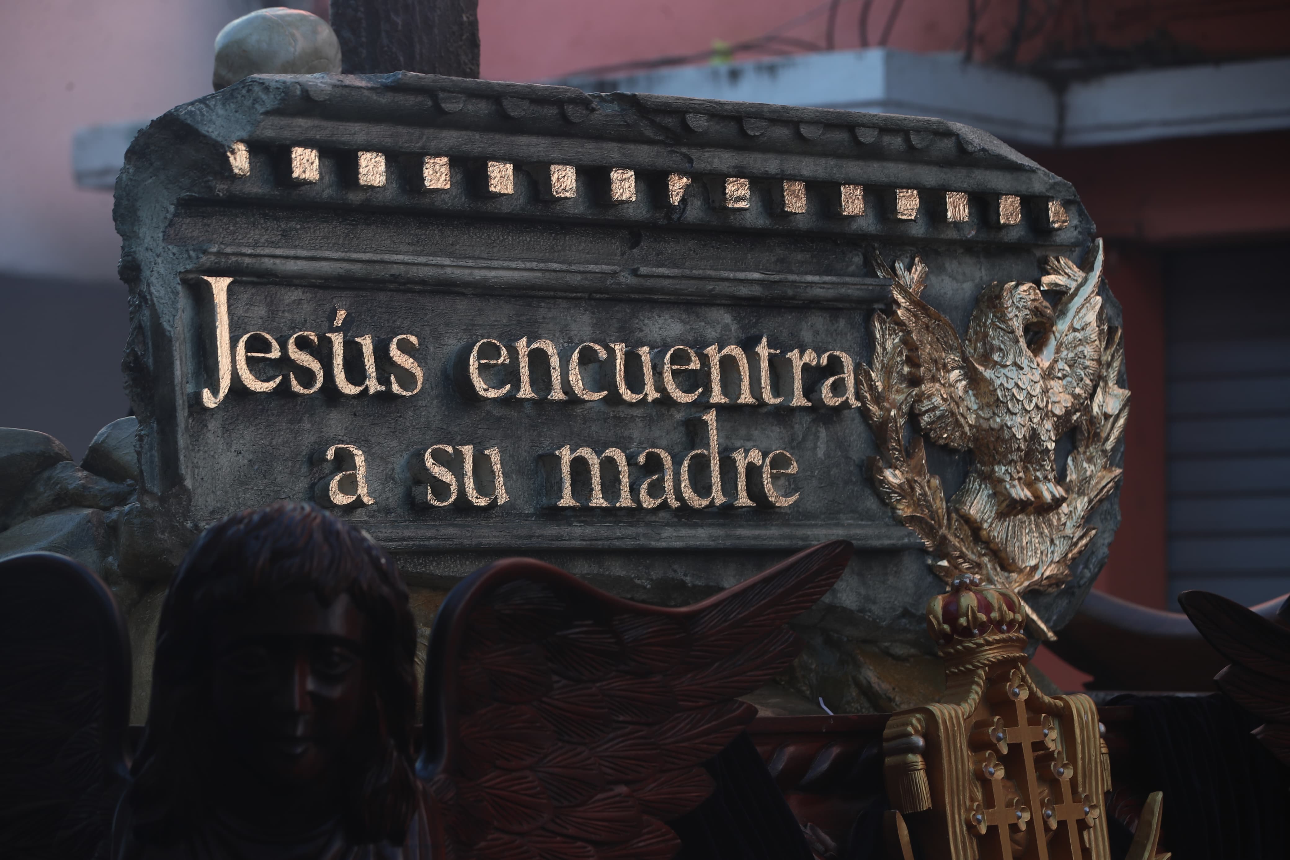 En la alegoría del anda se observa la cuarta estación del Vía Crucis “Jesús encuentra a su madre”. en el camino al Calvario. (Foto Prensa Libre: Byron Rivera Baiza)
