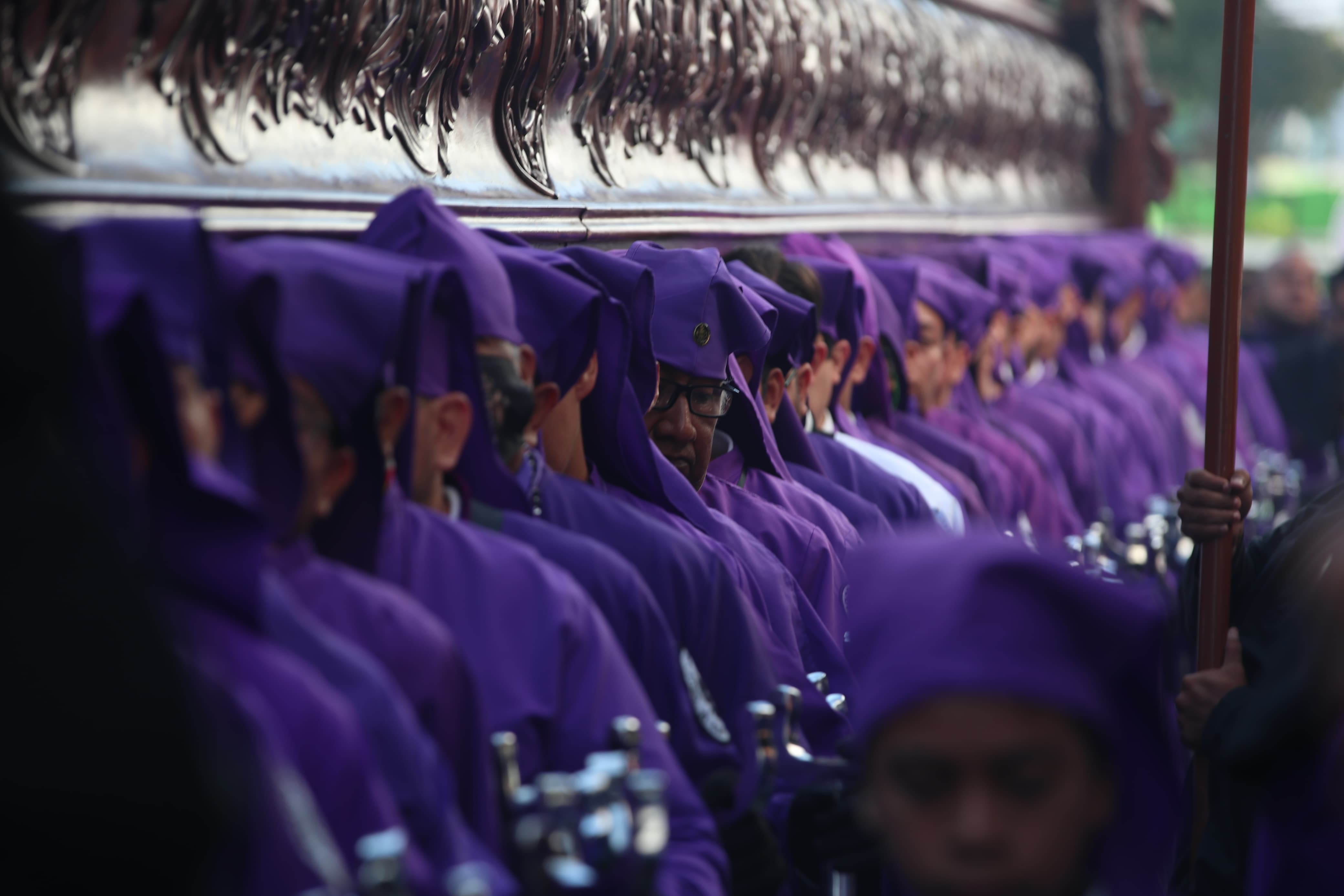 El anda que porta a la Consagrada Imagen de Jesús de la Justicia, cuenta con 112 cargadores durante 70 turnos en su recorrido del segundo domingo de Cuaresma 2024. (Foto Prensa Libre: Byron Rivera Baiza)