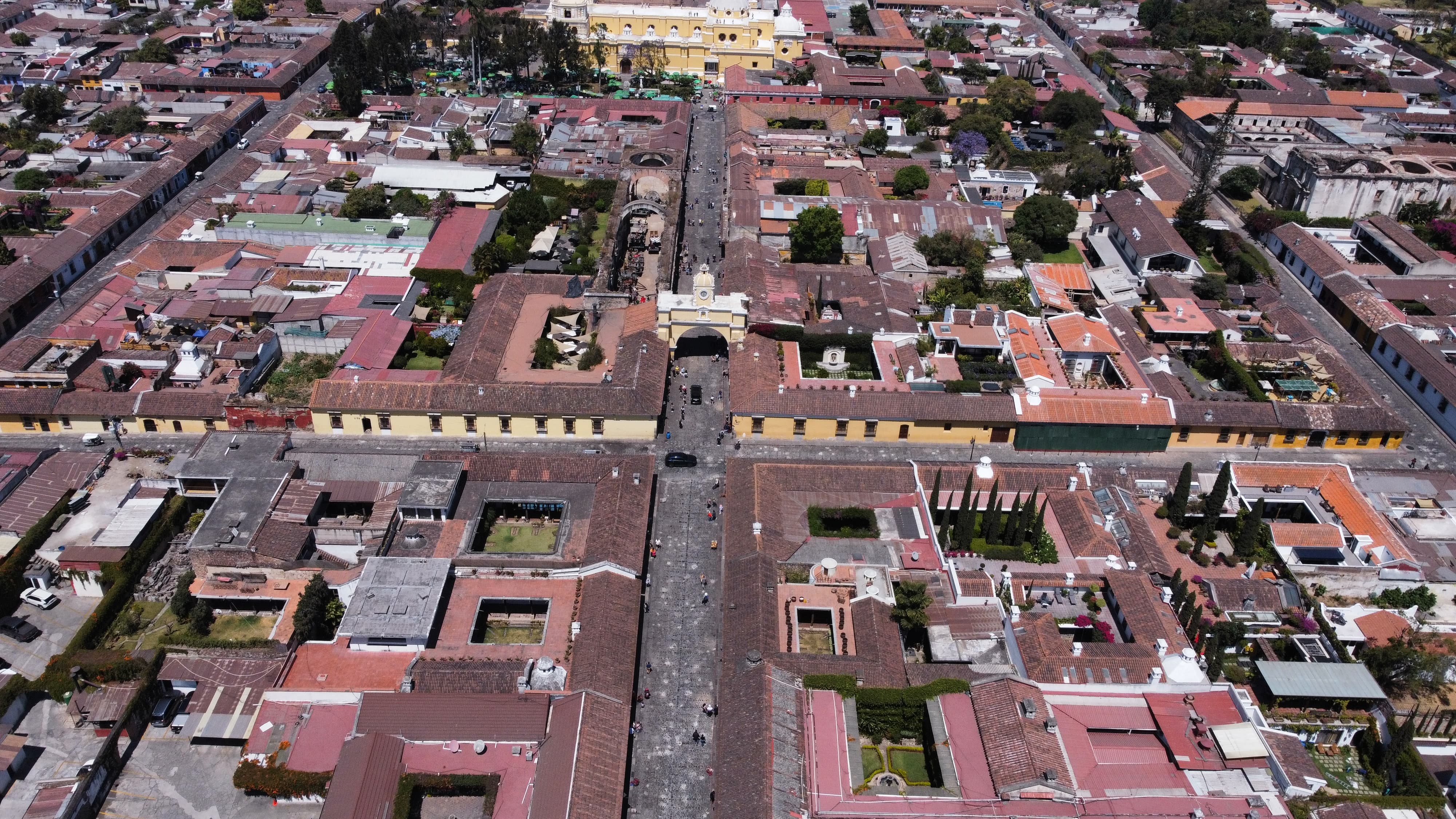 Este fue el panorama que se vivió la mañana de este 25 de febrero en una de las calles principales de Antigua Guatemala, donde está el tradicional Arco. Poca afluencia de personas se pudo apreciar. (Foto Prensa Libre: Carlos Hernández Ovalle).