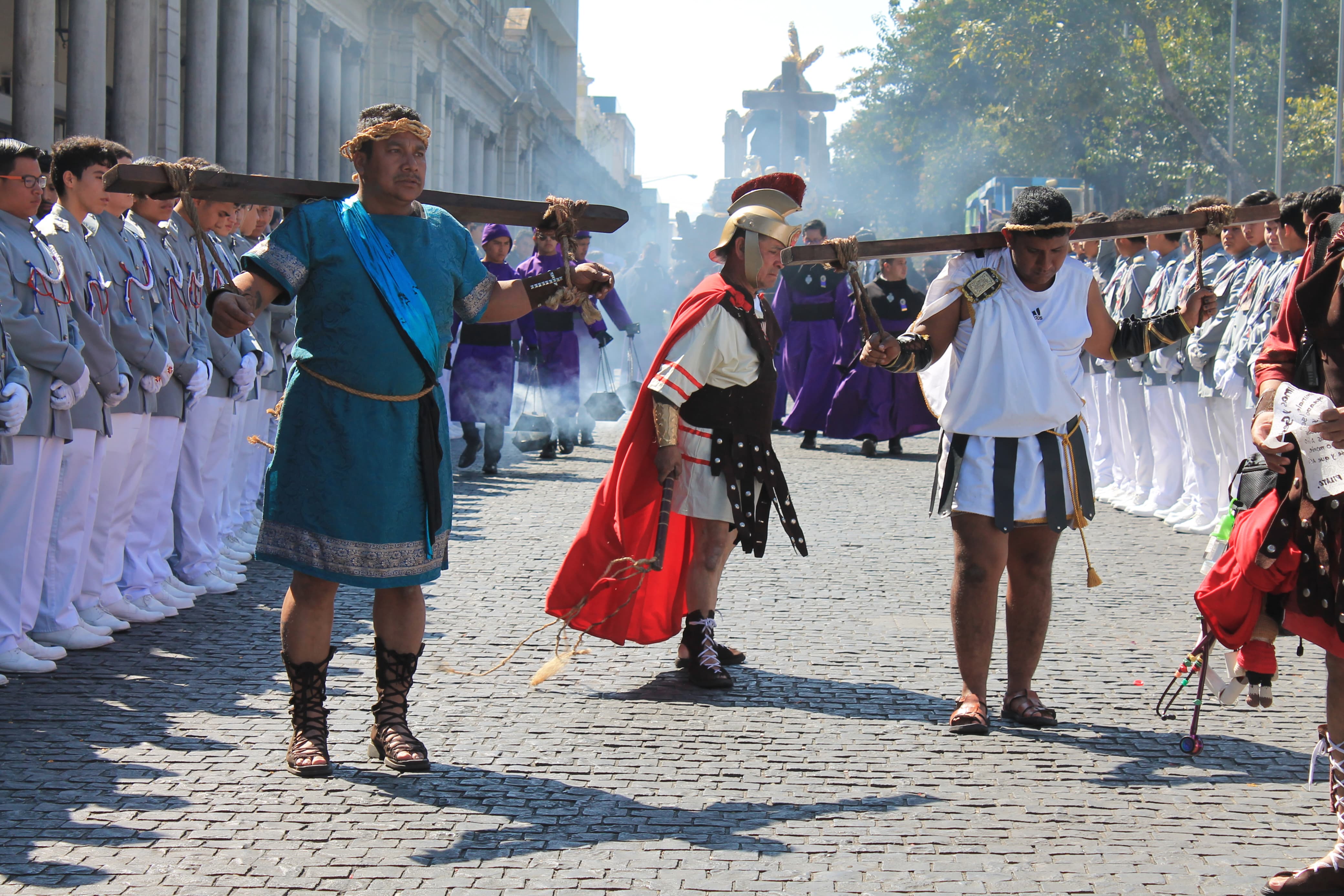 Devotos hacen la interpretación de Dimas y Gestas; los dos ladrones que acompañaron a Jesús en su camino al Calvario. (Foto Prensa Libre: Michelle Velásquez)