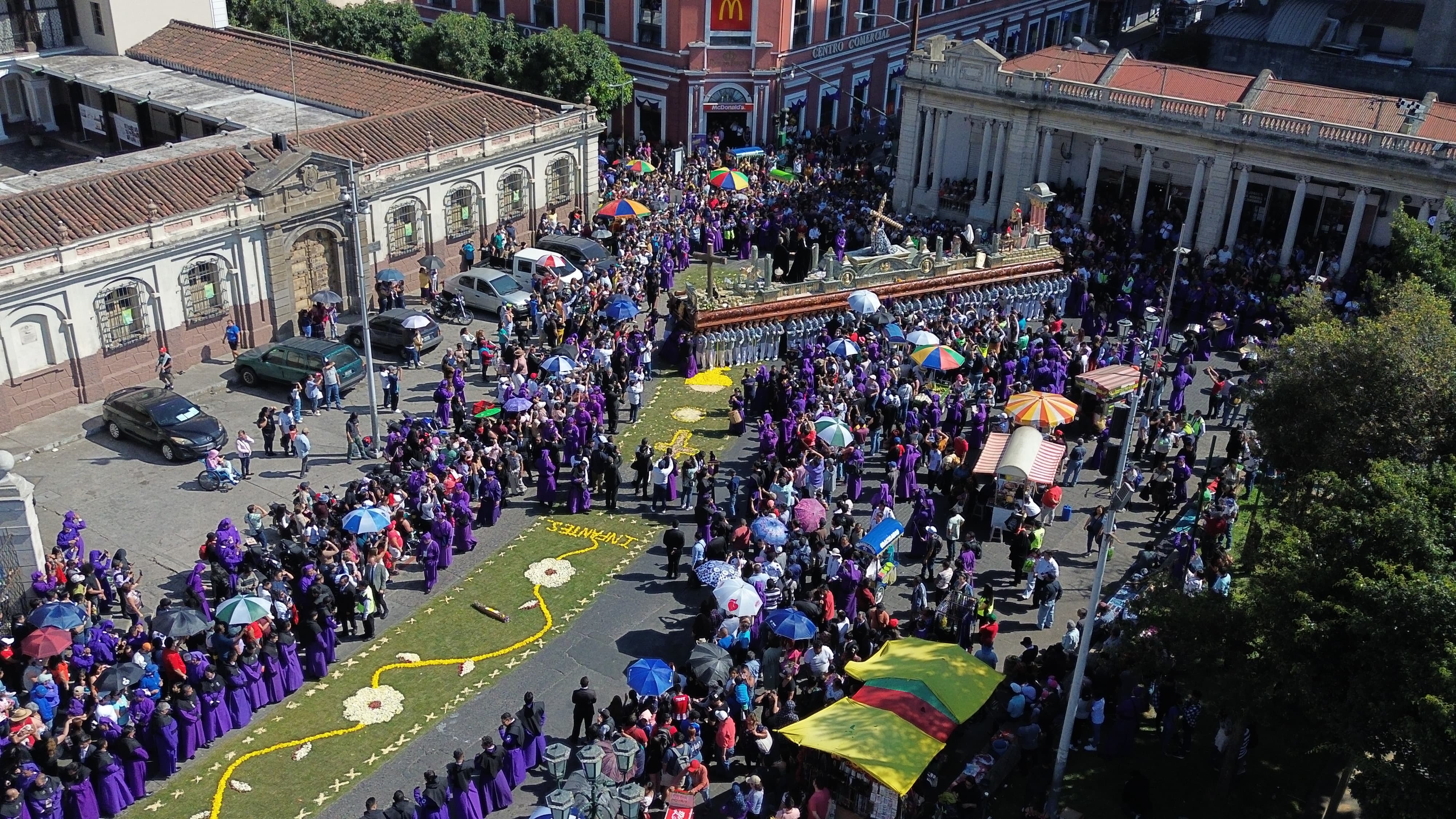 Fieles devotos esperan la llegada de la Consagrada Imagen (C.I.) de Jesús Nazareno de la Justicia del templo de Nuestra Señora de los Remedios “El Calvario”, hacia la Santa Iglesia Catedral Metropolitana. (Foto Prensa Libre: Byron Rivera Baiza)