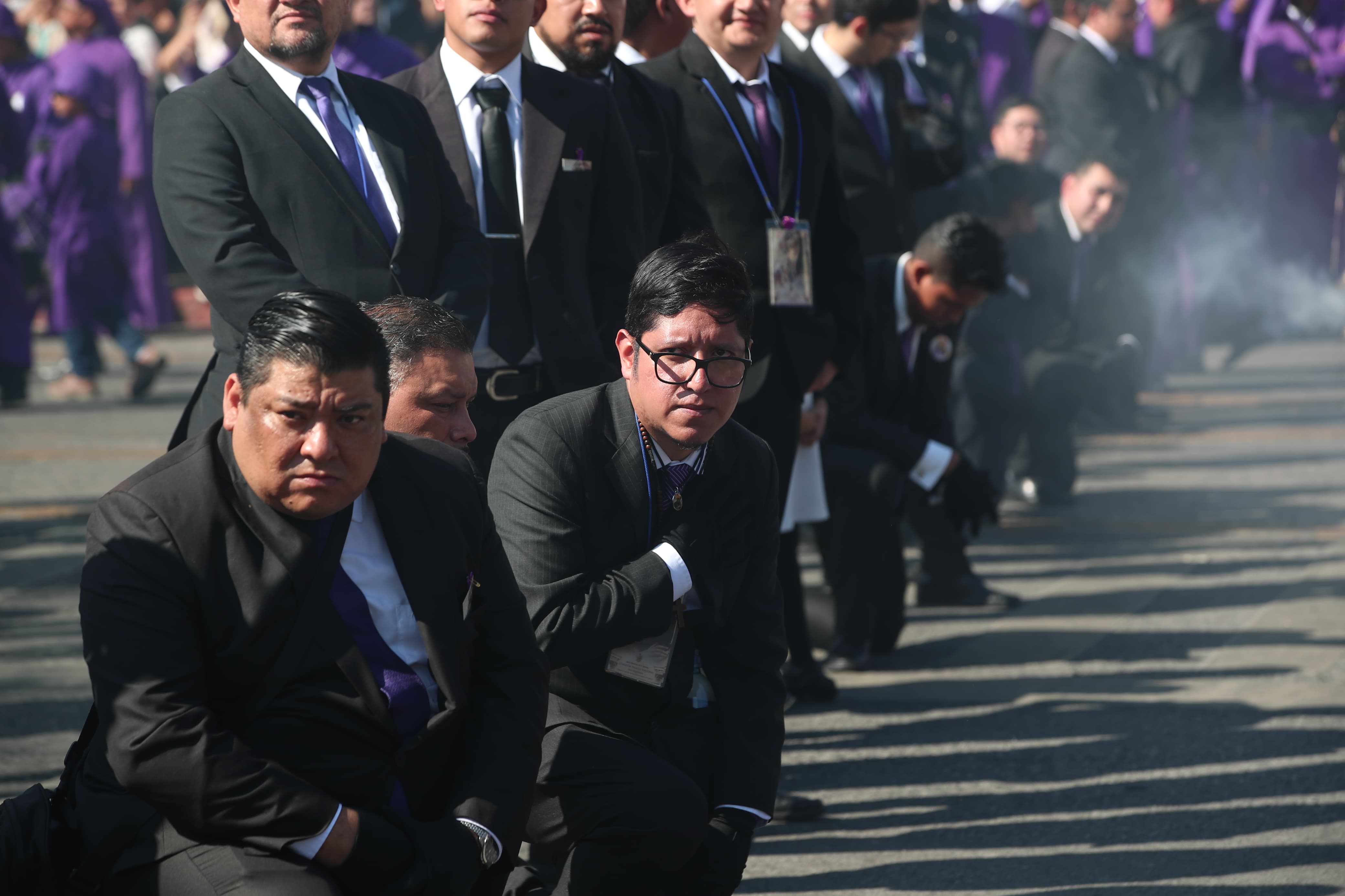 Devotos cargadores se arrodillan y hacen una oración previo a cargar en hombros a la C.I. de Jesús Nazareno de la Justicia en esta Cuaresma 2024. (Foto Prensa Libre: Byron Rivera Baiza)
