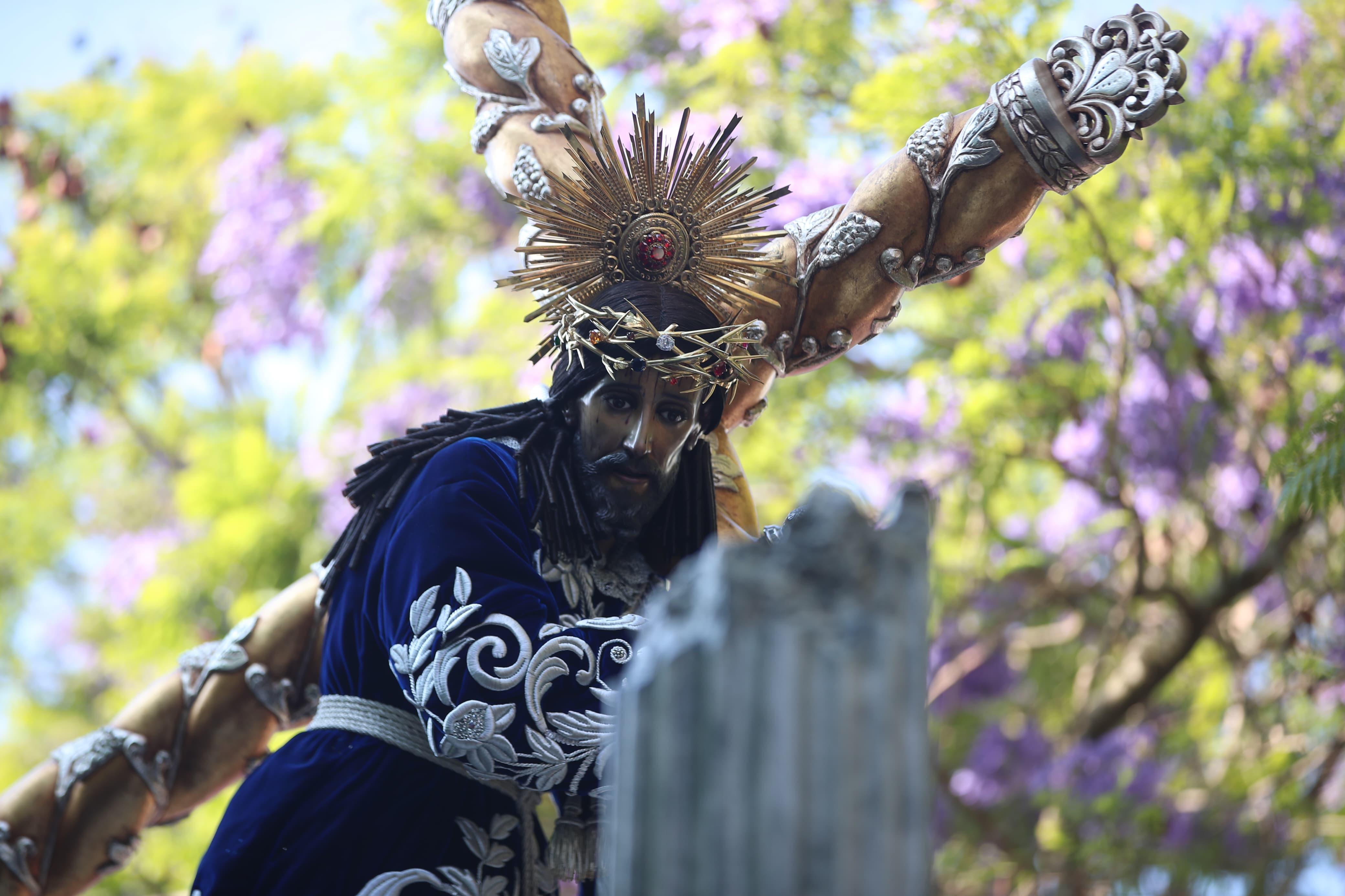 La Consagrada Imagen de Jesús Nazareno de la Justicia, porta una túnica azul con bordados de plata, a su paso por el parque Concordia. (Foto Prensa Libre: Byron Rivera Baiza)