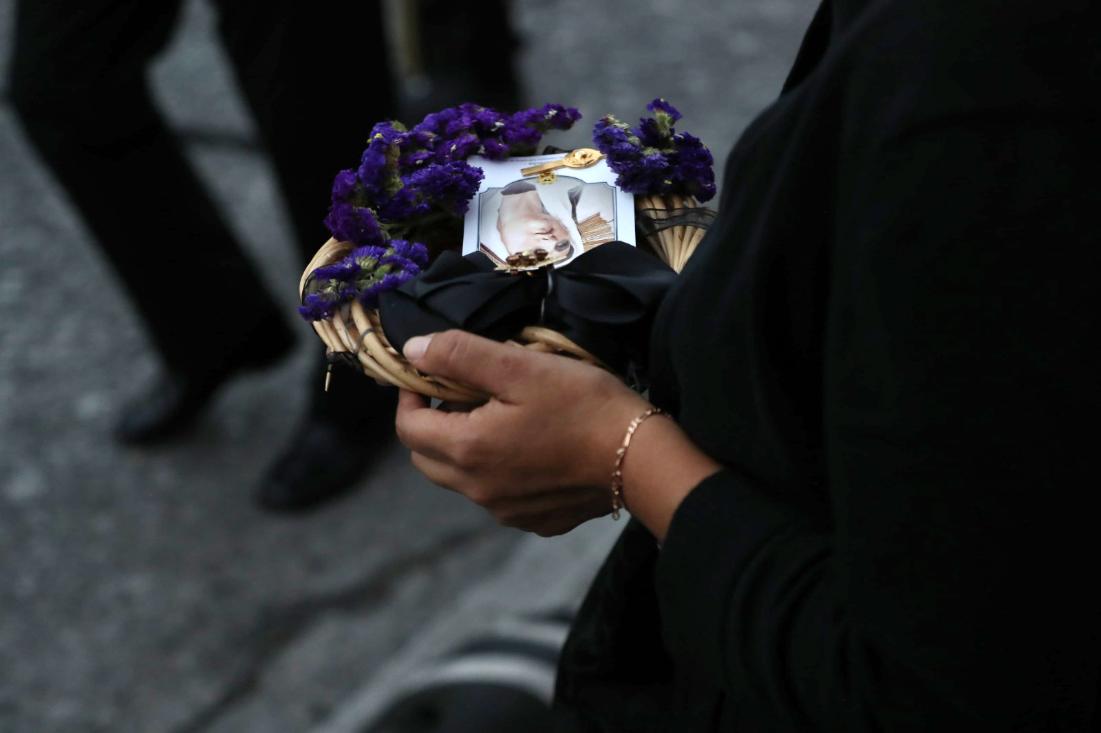 Devota sostiene los turnos de la procesión de la Virgen de los Dolores del Santuario Arquidiocesano del Señor de San José. (Foto Prensa Libre: Michelle Velásquez)
