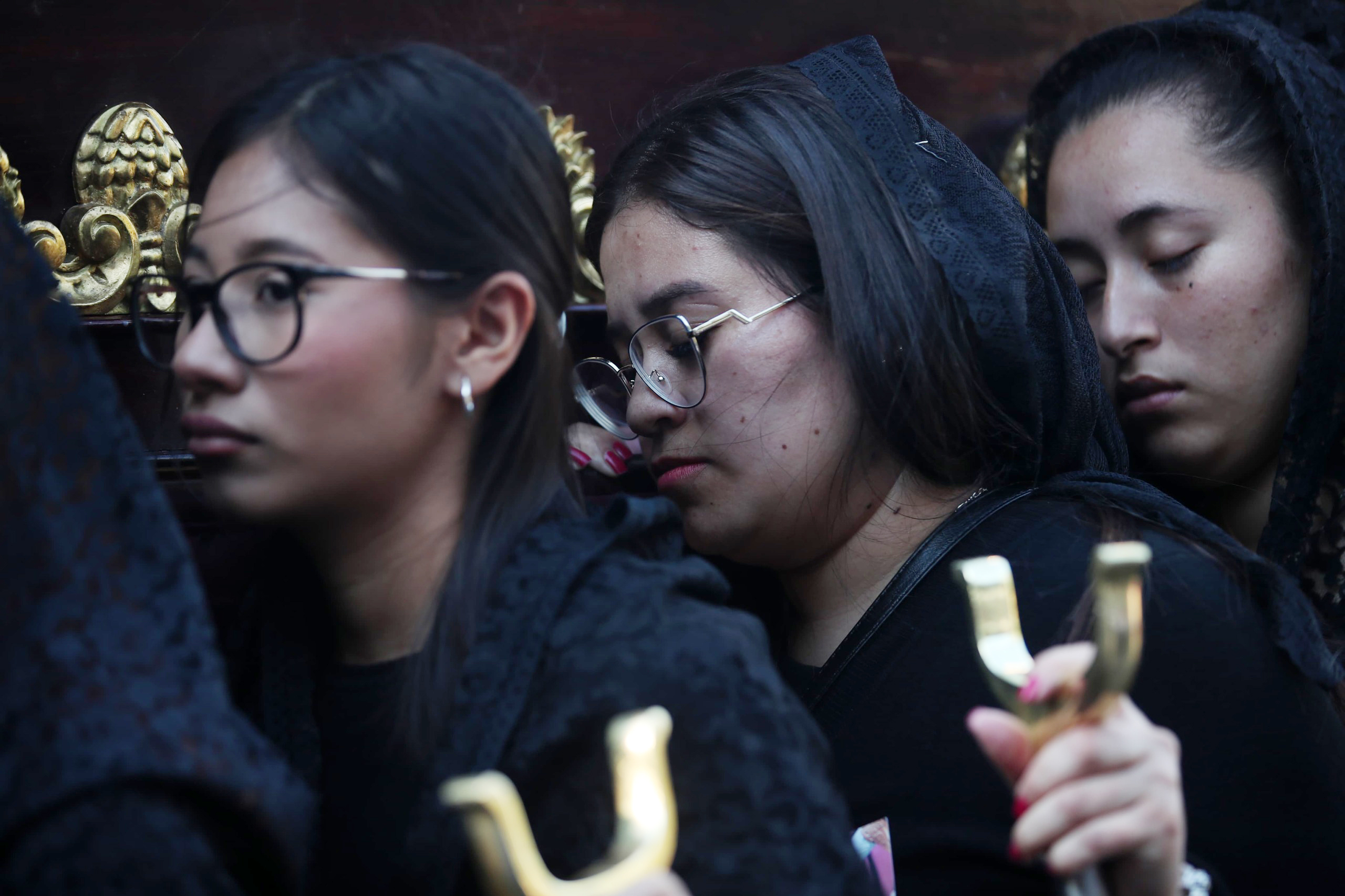 Fiel devota lleva en sus hombros a la Virgen de los Dolores del Santuario Arquidiocesano del Señor de San José. (Foto Prensa Libre: Byron Rivera Baiza) 