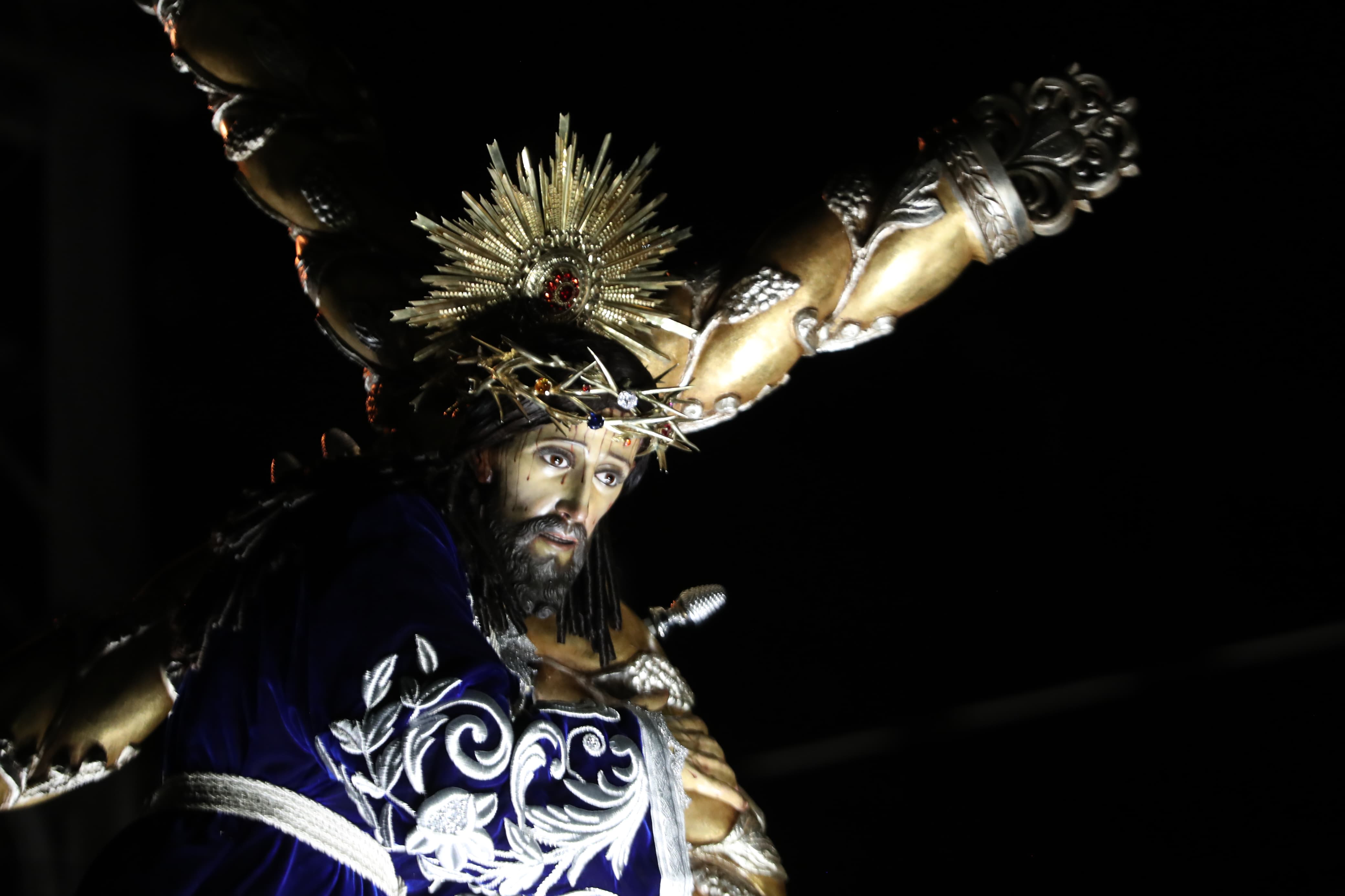 Consagrada Imagen de Jesús Nazareno de la Justicia hace su paso por la 9na avenida de la zona 1 capitalina. (Foto Prensa Libre: María Reneé Barrientos Gaytan)