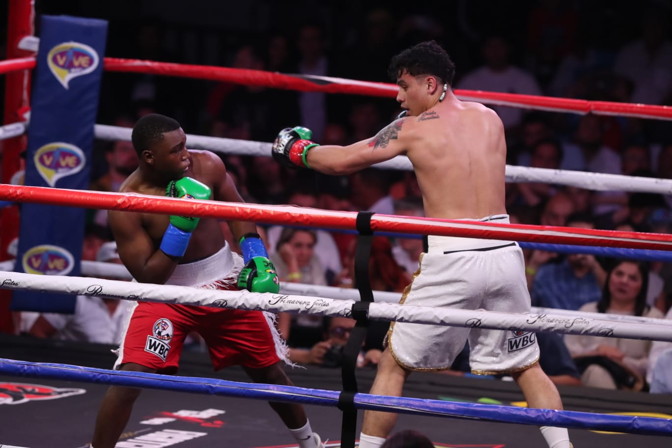 Lester Martínez venció a Rubén Angulo tras mandarlo a la lona.