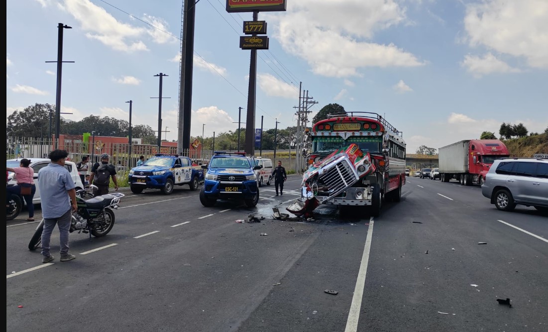 Accidente deja varios heridos, informaron los Bomberos Voluntarios. (Foto: Bomberos Voluntarios)