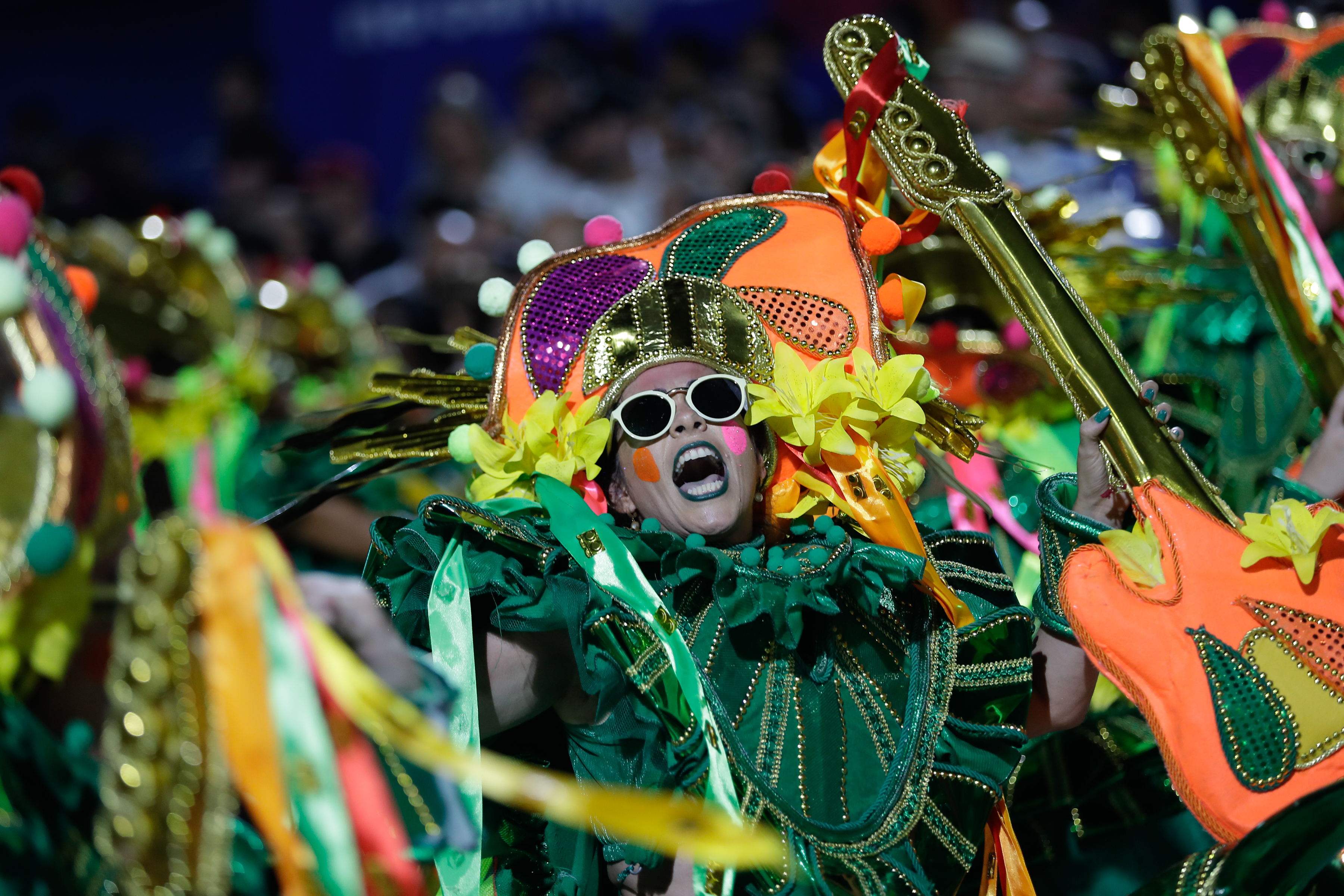 AME8791. RÍO DE JANEIRO (BRASIL), 12/02/2024.- Integrantes de la escuela de samba Mocidade Independente de Padre Miguel desfilan durante el segundo día del carnaval de Río de Janeiro hoy, en el Sambódromo en Río de Janeiro (Brasil). EFE/ André Coelho