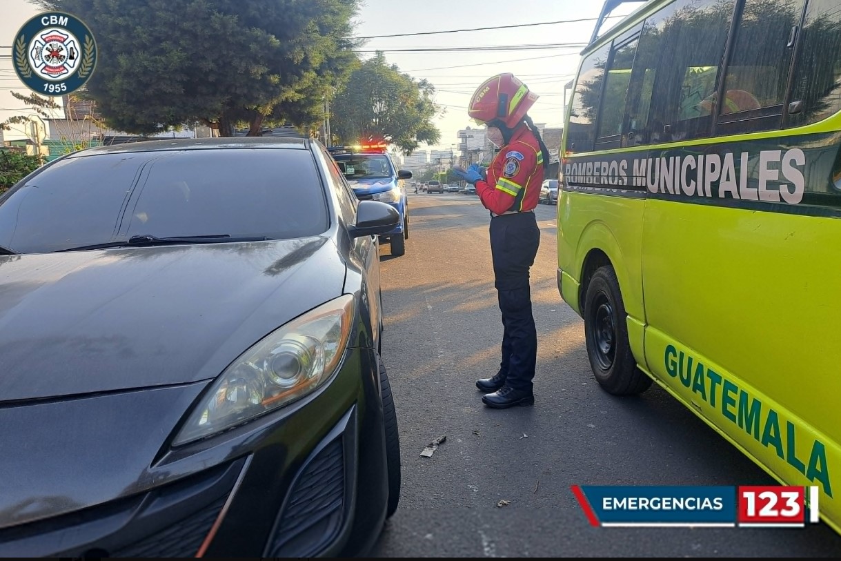 El cadáver estaba dentro de un vehículo totalmente cerrado. (Foto: Bomberos Municipales)