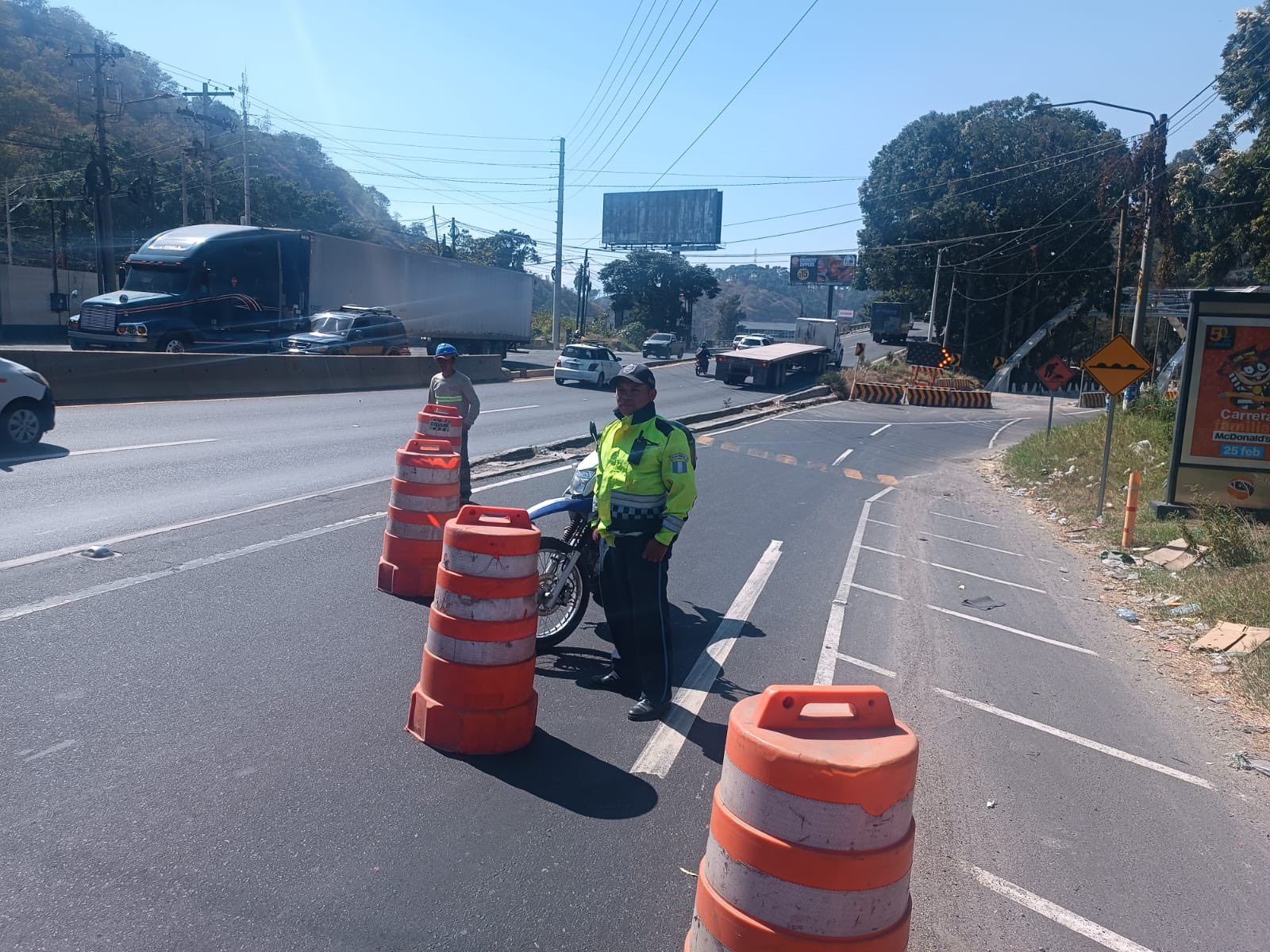 Cierre vehicular temporal en el puente provisional del km. 13, ruta al Pacífico.