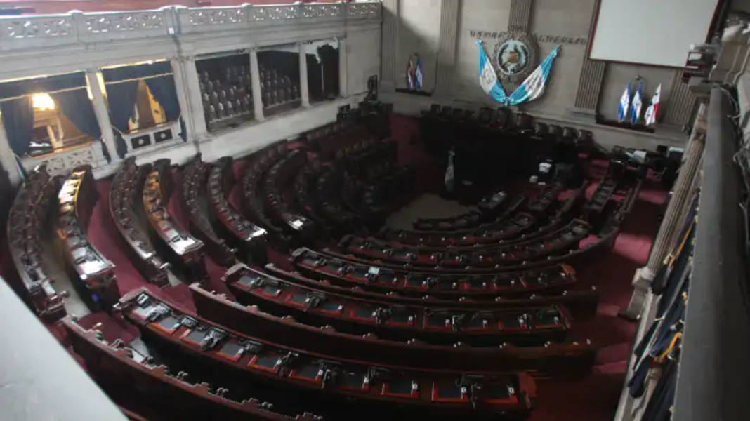 El Congreso lo integran 160 diputados, sin embargo, cada legislador tiene derecho a contratar personal asistente. (Foto Prensa Libre: Hemeroteca PL)