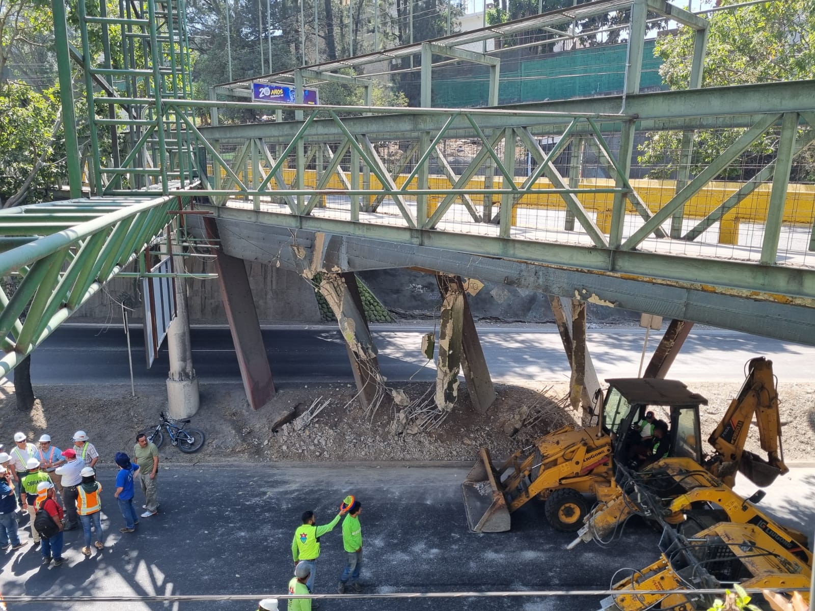 Los trabajos de evaluación de daños comenzaron horas después del accidente. (Foto Prensa Libre: Byron Baiza)