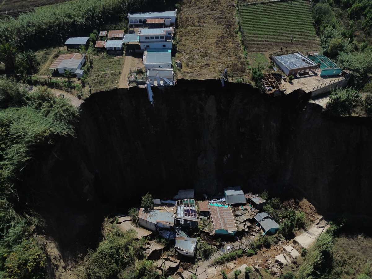 Derrumbe que ocurrió en el caserío El Sacabastal, aldea El Paraíso, Palencia, que dejó casas destruidas y dañadas e incomunicadas a varias poblaciones. (Foto Prensa Libre: Carlos Hernández)