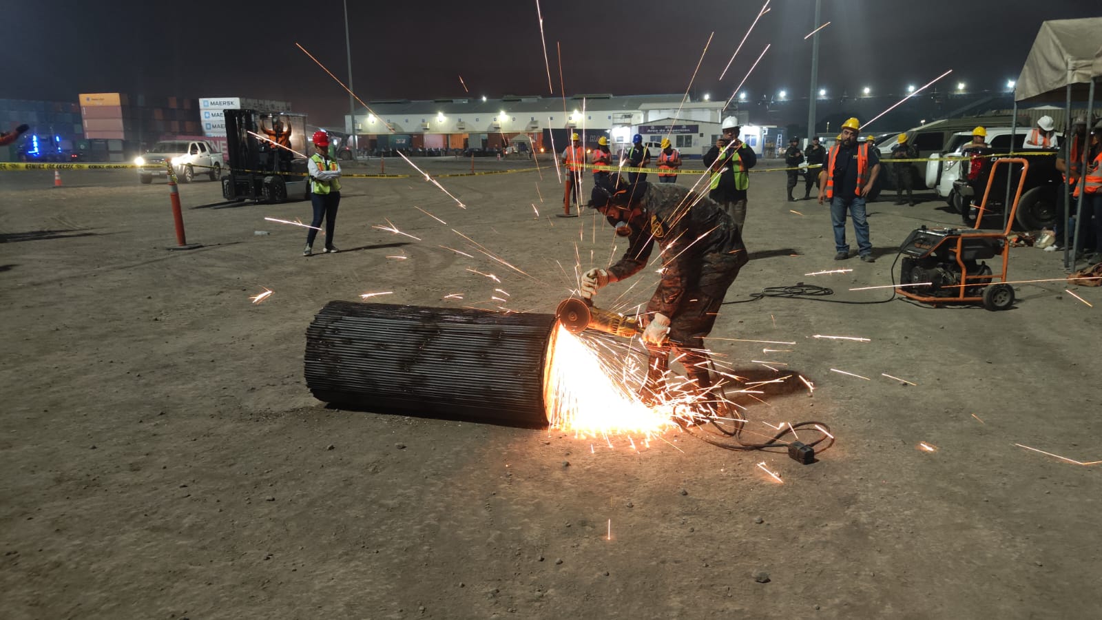 Cilindro en el que las autoridades hallaron 105 paquetes de droga en cargamento de chatarra en Puerto Quetzal, Escuintla. (Foto Prensa Libre: Ejército de Guatemala)