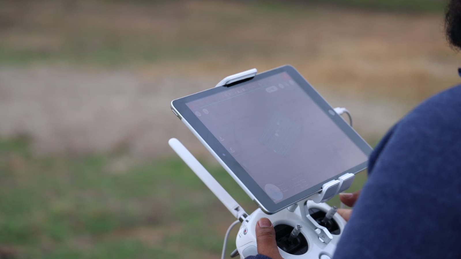 Experto de la Fundación de Antropolíga Forense de Guatemala  vuela un dron multiespectral para ubicar vegetación  y desarrollo de plantas que crecen por nutrientes que dan los restos humanos. (Foto Prensa Libre: MP)