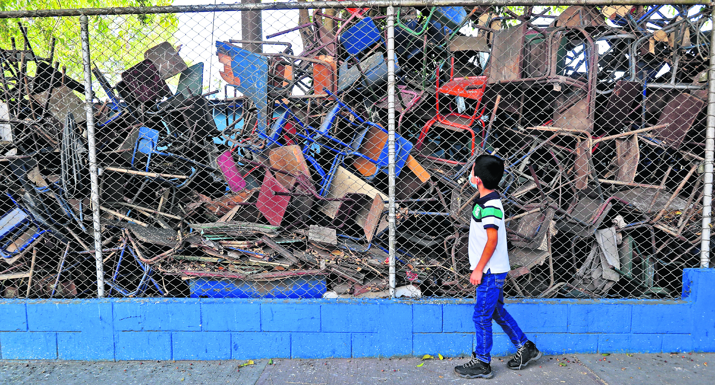 Los escritorios deteriorados permanecen amontonados en rincones de las escuelas. (Foto Prensa Libre: Hemeroteca PL)