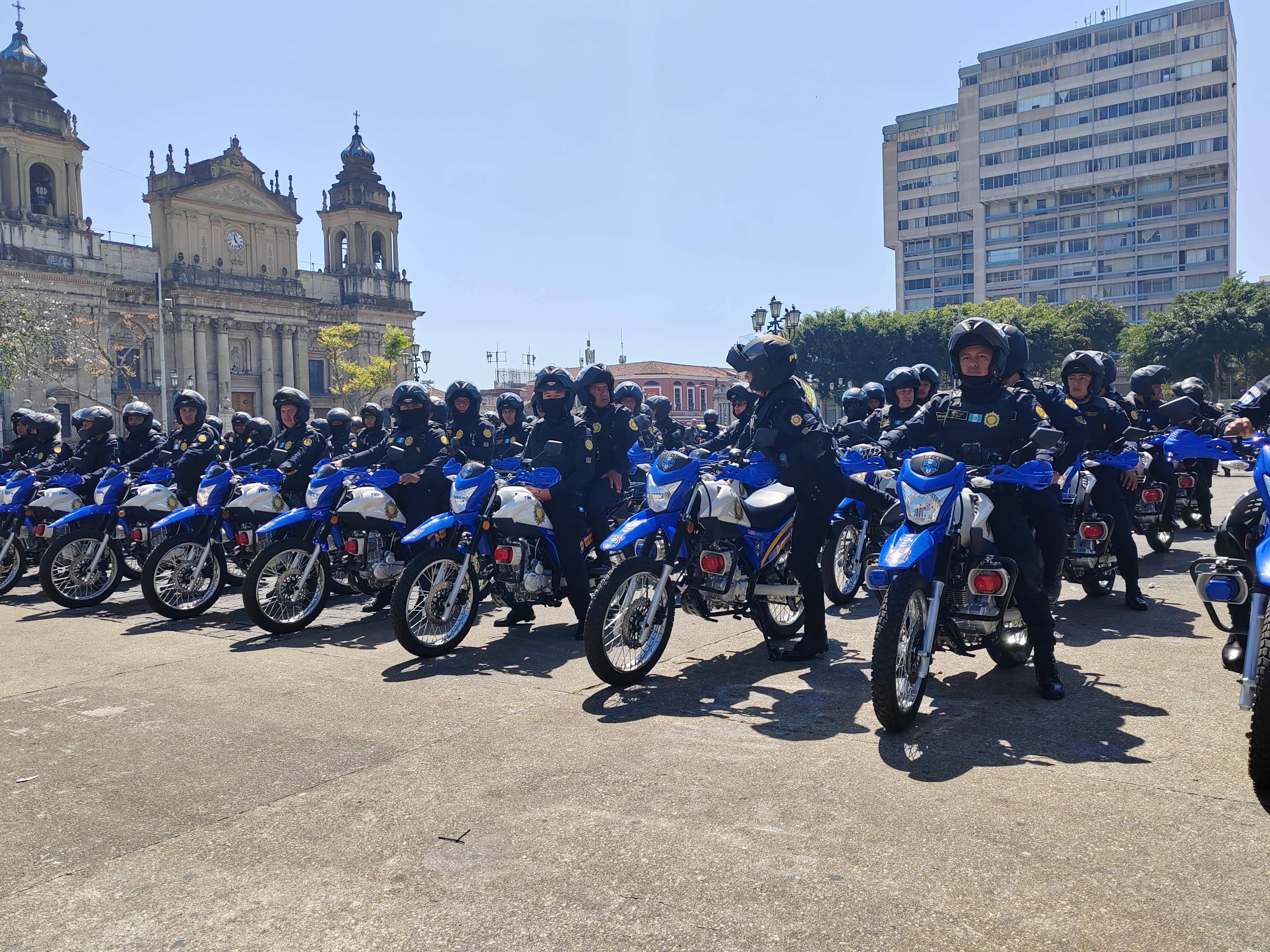 GRUPO DE MOTORISTAS

El ministro de Gobernacin, Francisco Jimnez dio a conocer hoy a un grupo motorizado (Grupo Especial Contra Extorsiones), el cual tiene como objetivo combatir las estructuras criminales que se dedican a la extorsin. El grupo operar en las zonas 6 y 12 de la ciudad capital.

La actividad se llev a cabo en las afueras del Palacio Nacional de la Cultura en acompaamiento del presidente de la Repblica, Bernardo Arvalo.