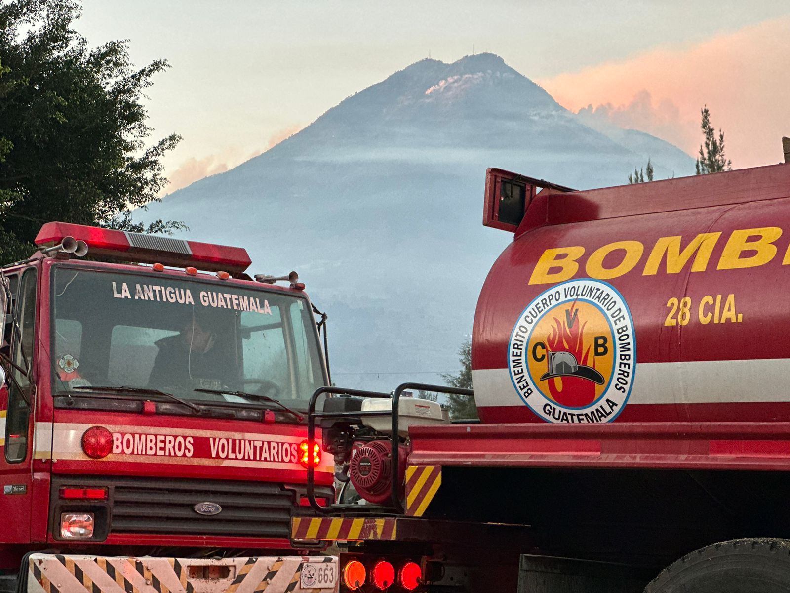 Incendio en volcán de Agua