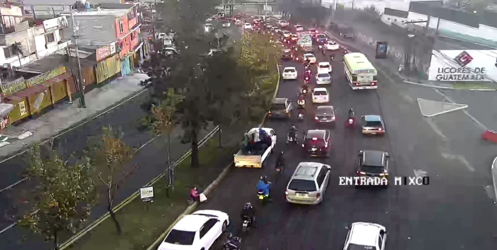 Tránsito complicado en el ingreso a Mixco, sobre la ruta Interamericana. (Foto Prensa Libre: Emixtra)