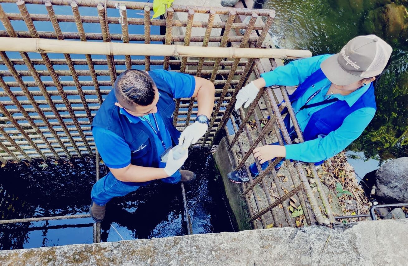 El Ministerio de Salud continúa con la toma de muestras de agua para determinar origen del brote de enfermadad neurológica aguda. (Foto Prensa Libre: Ministerio de Salud)