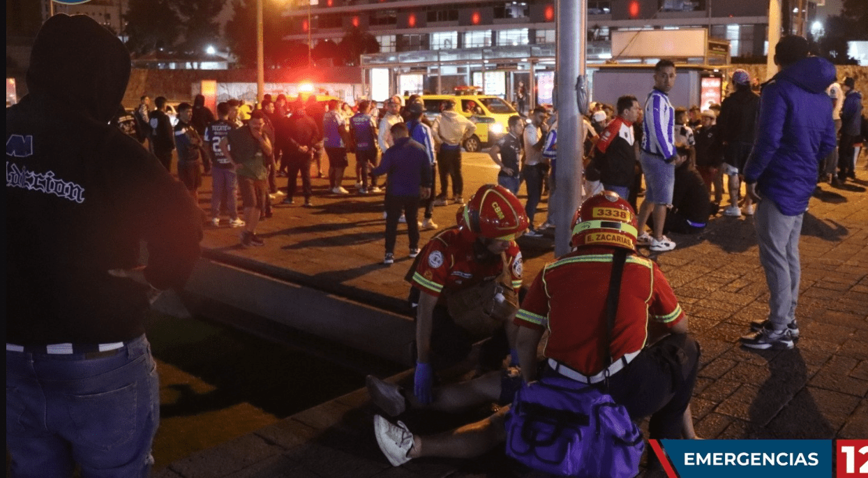 Una pelea entre aficionados de Comunicaciones y Monterrey ocurrió en las afueras del estadio. (Foto Prensa Libre: Bomberos Municipales) 