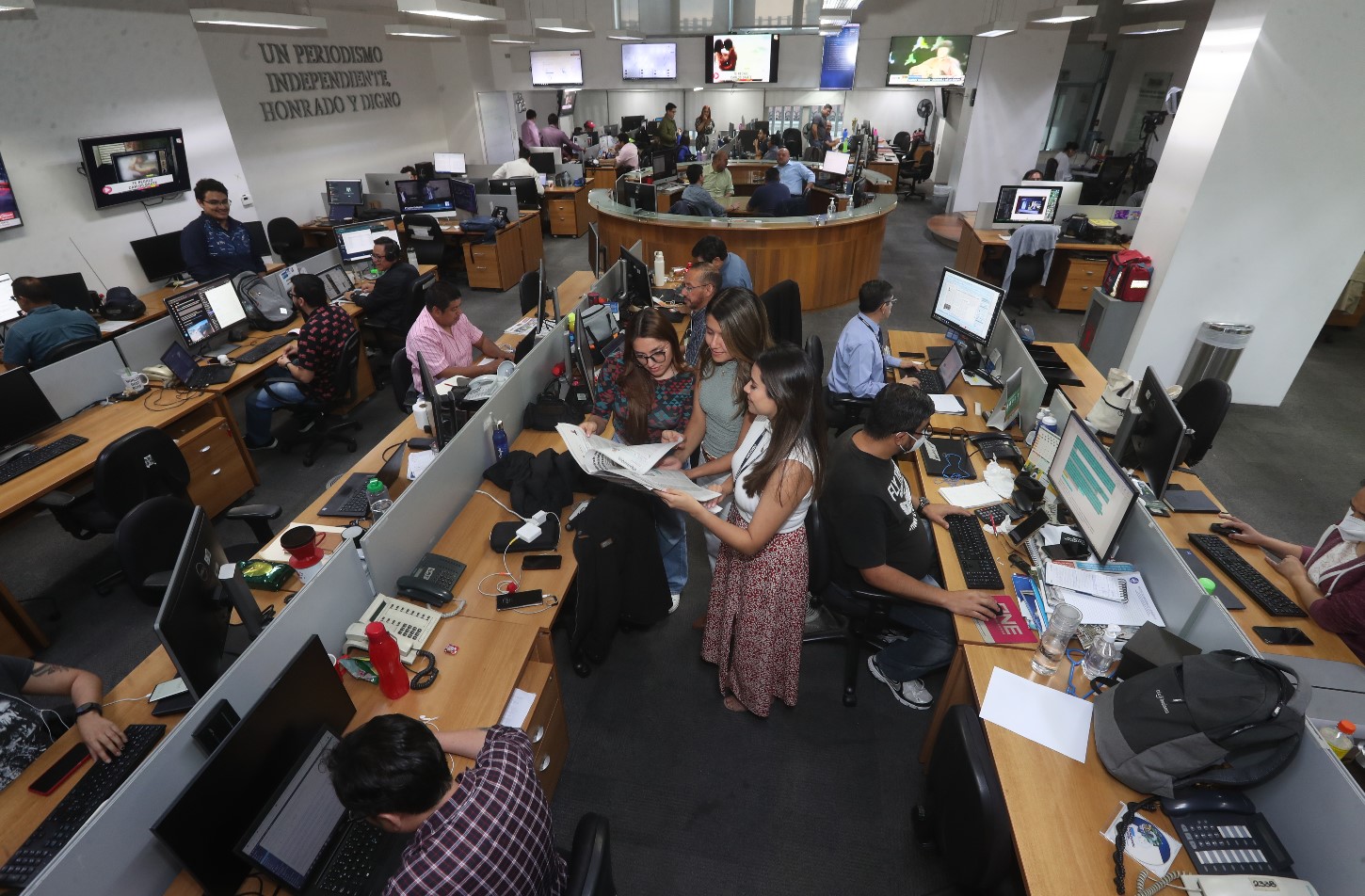 Foto panorámica de la la sala de Redacción de Prensa Libre y Noticiero Guatevisión, el 13 de febrero de 2024. (Foto Prensa Libre: Érick Ávila)