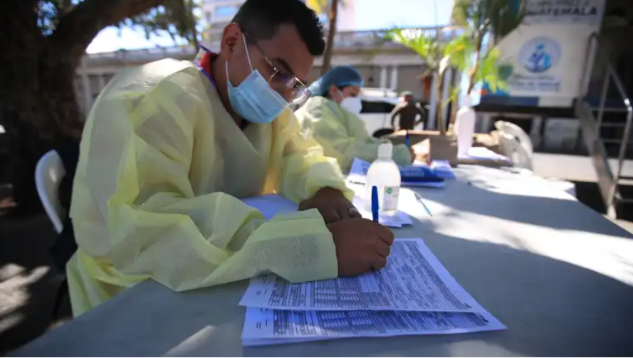 El Ministerio de Salud ha estado emitiendo recomendaciones para evitar el brote de la enfermedad. Fotografía: Prensa Libre.