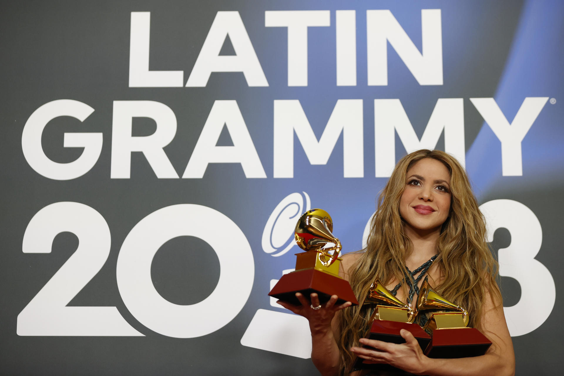 Fotografía de archivo del 16 de noviembre de 2023 donde aparece la cantante colombiana Shakira posando con los tres premios conseguidos durante la gala anual de los Latin Grammy, en Sevilla, España. EFE/ Jose Manuel Vidal