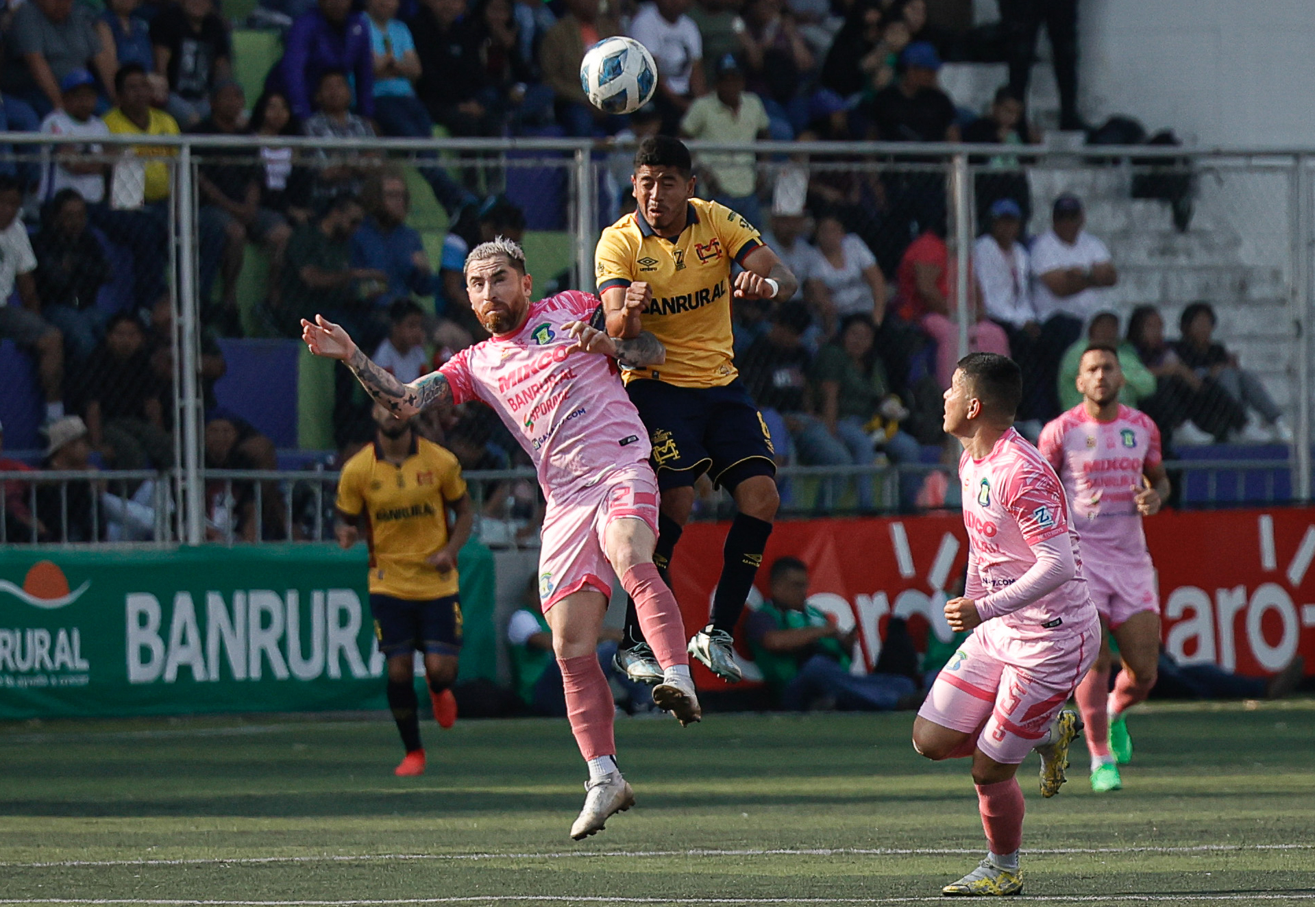 El volante del Municipal Pedro Altan disputa un balón con el capitán del Mixco, Jean Márquez.